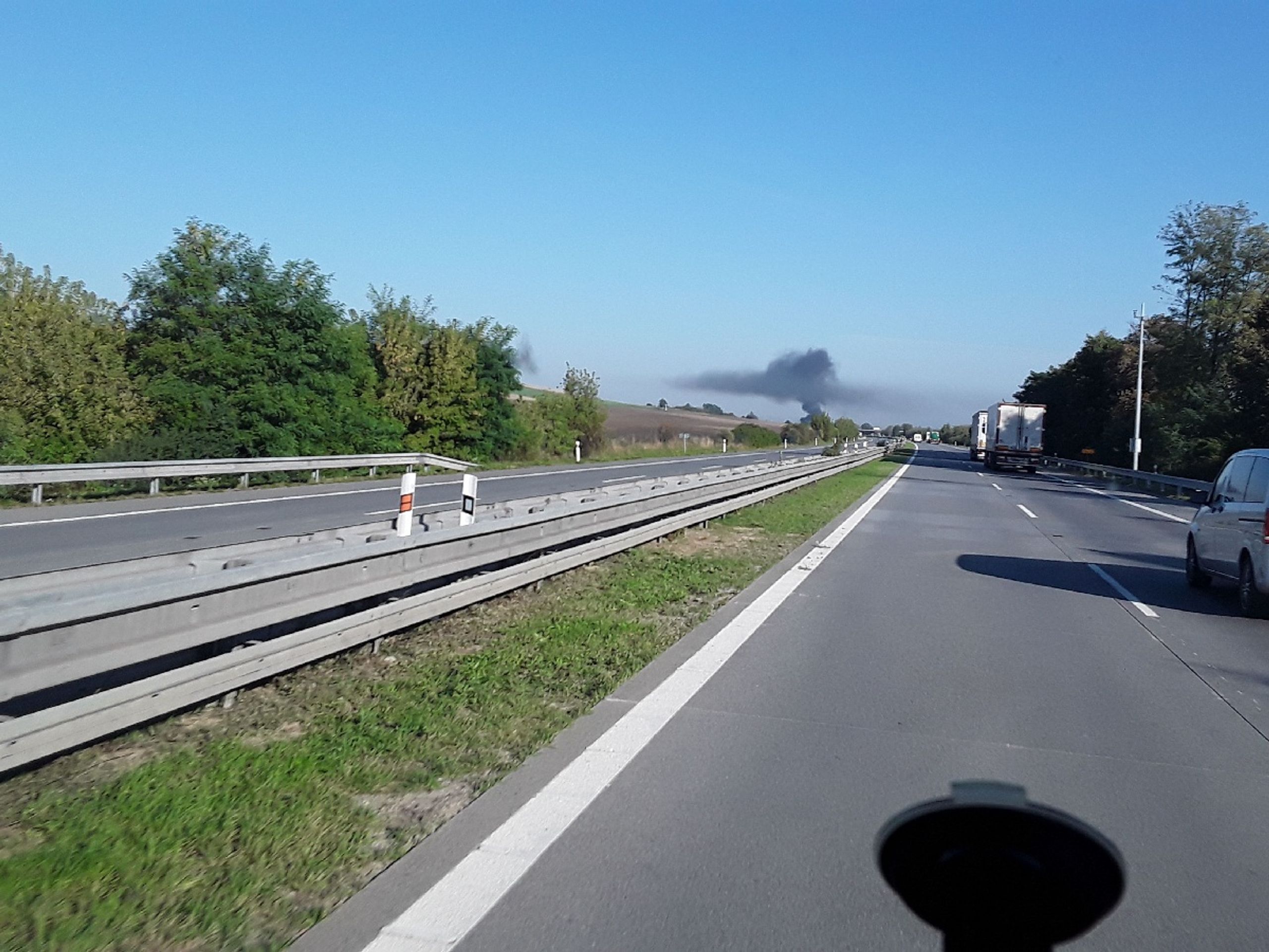 Požár osobního auta zastavil provoz (1) - Požár osobního auta (7/7)