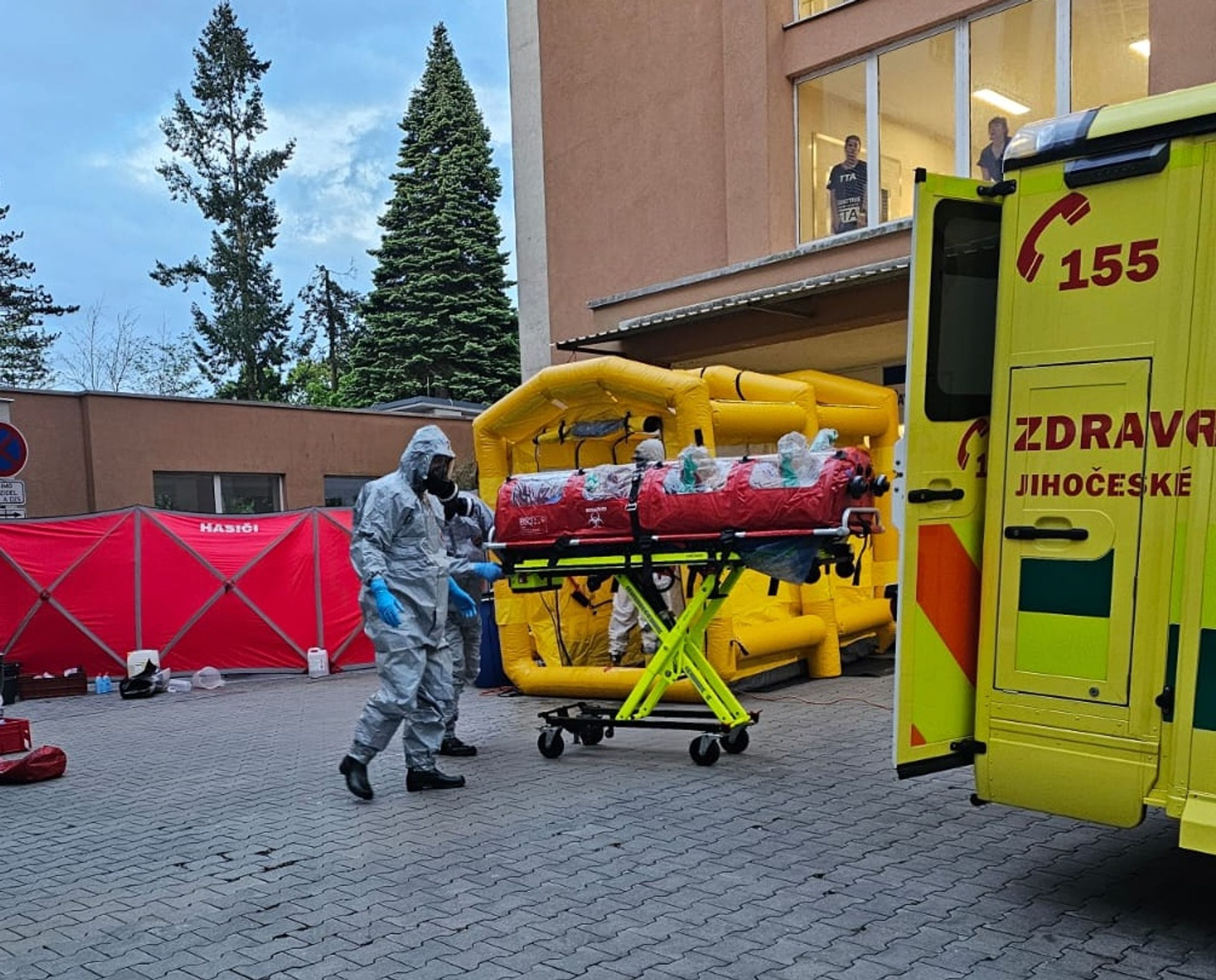 Převoz rizikového pacienta z Tábora - Transport rizikového pacienta do FN Bulovka (2/21)