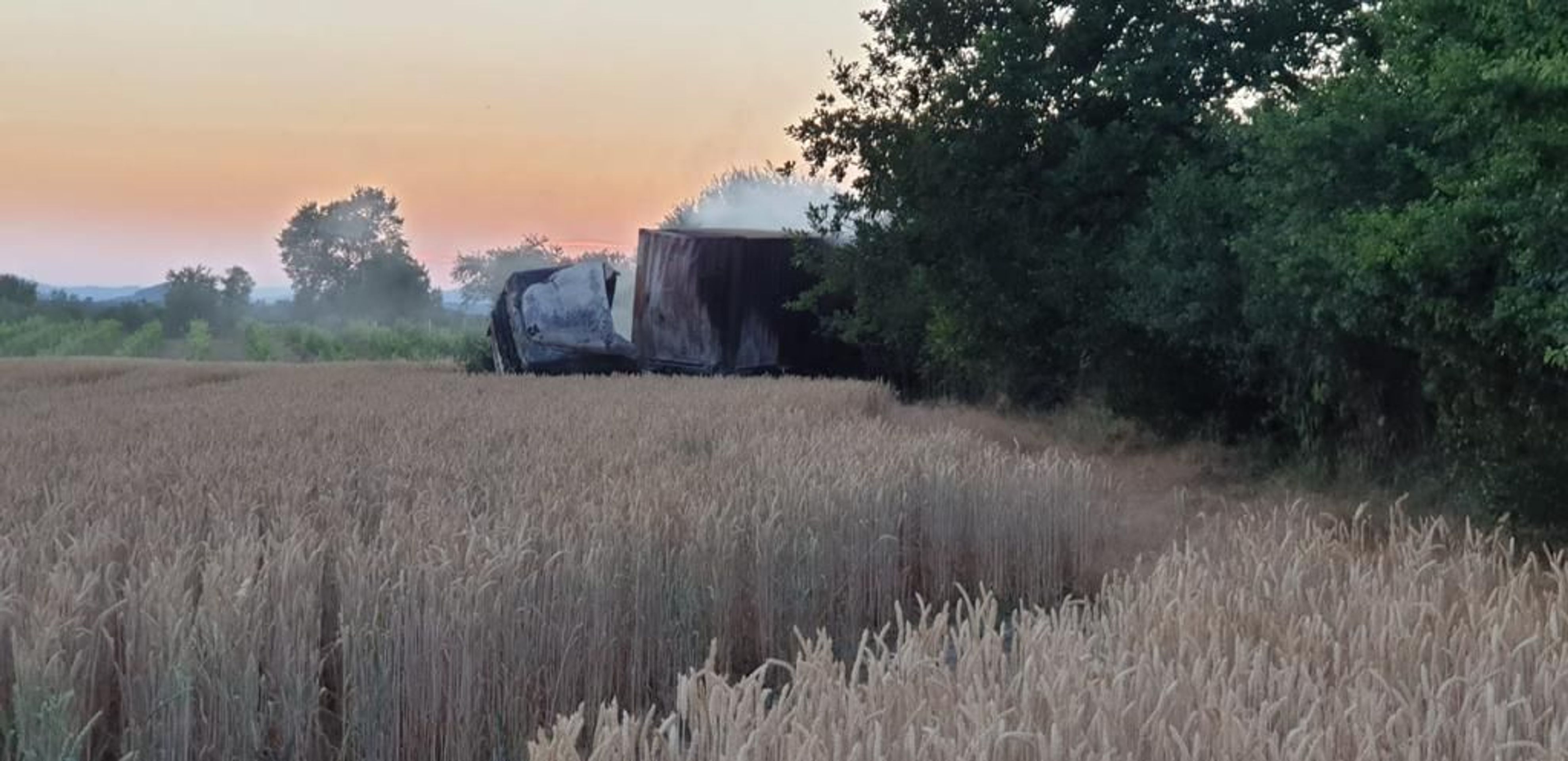 Kamion se po srážce s autem převrátil a začal hořet - GALERIE: Tragická nehoda na Mělnicku (3/4)