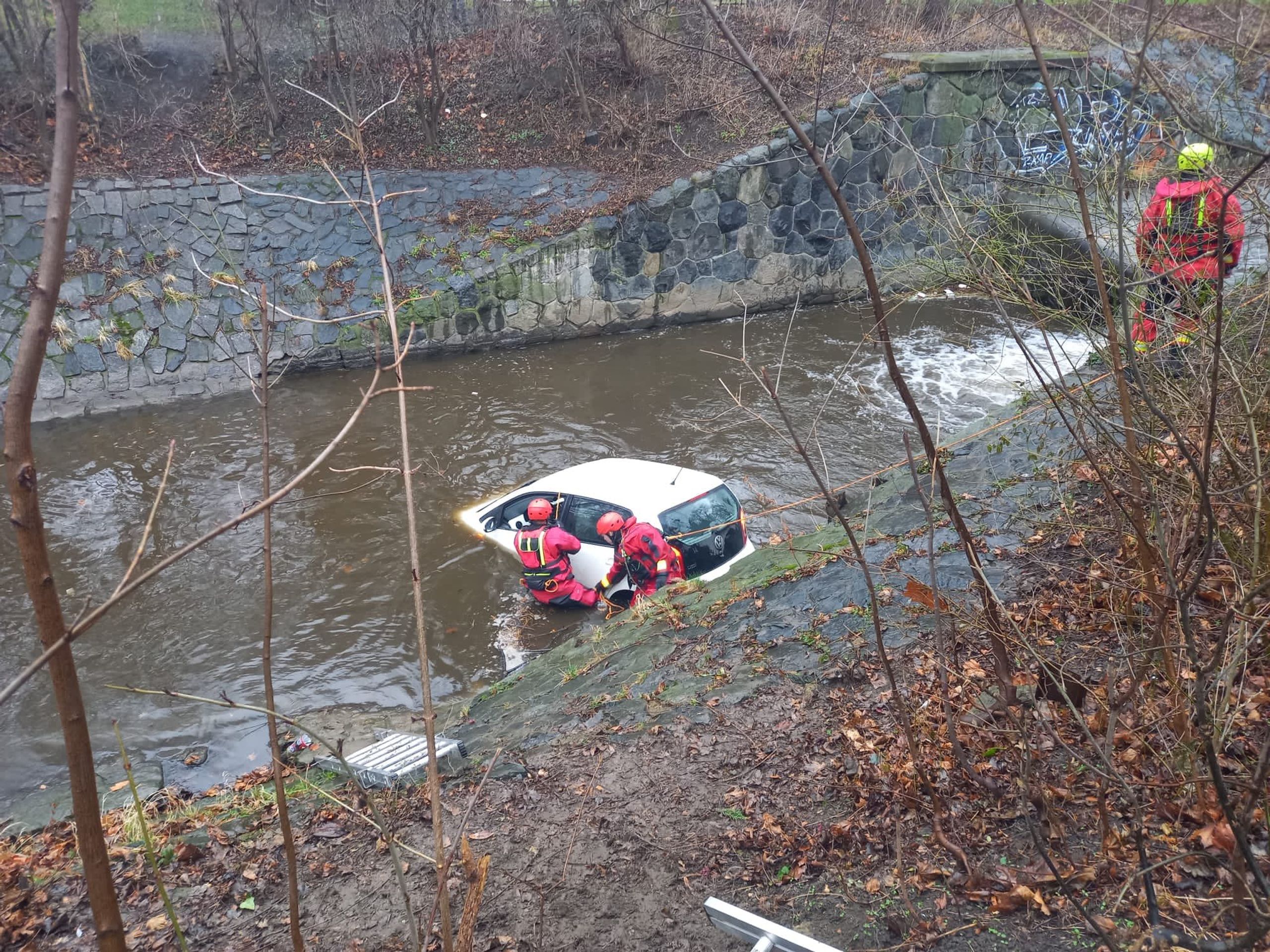 Osobní auto vjelo do Botiče ve Vršovicích (4) - Do Botiče ve Vršovicích vjelo auto (1/4)