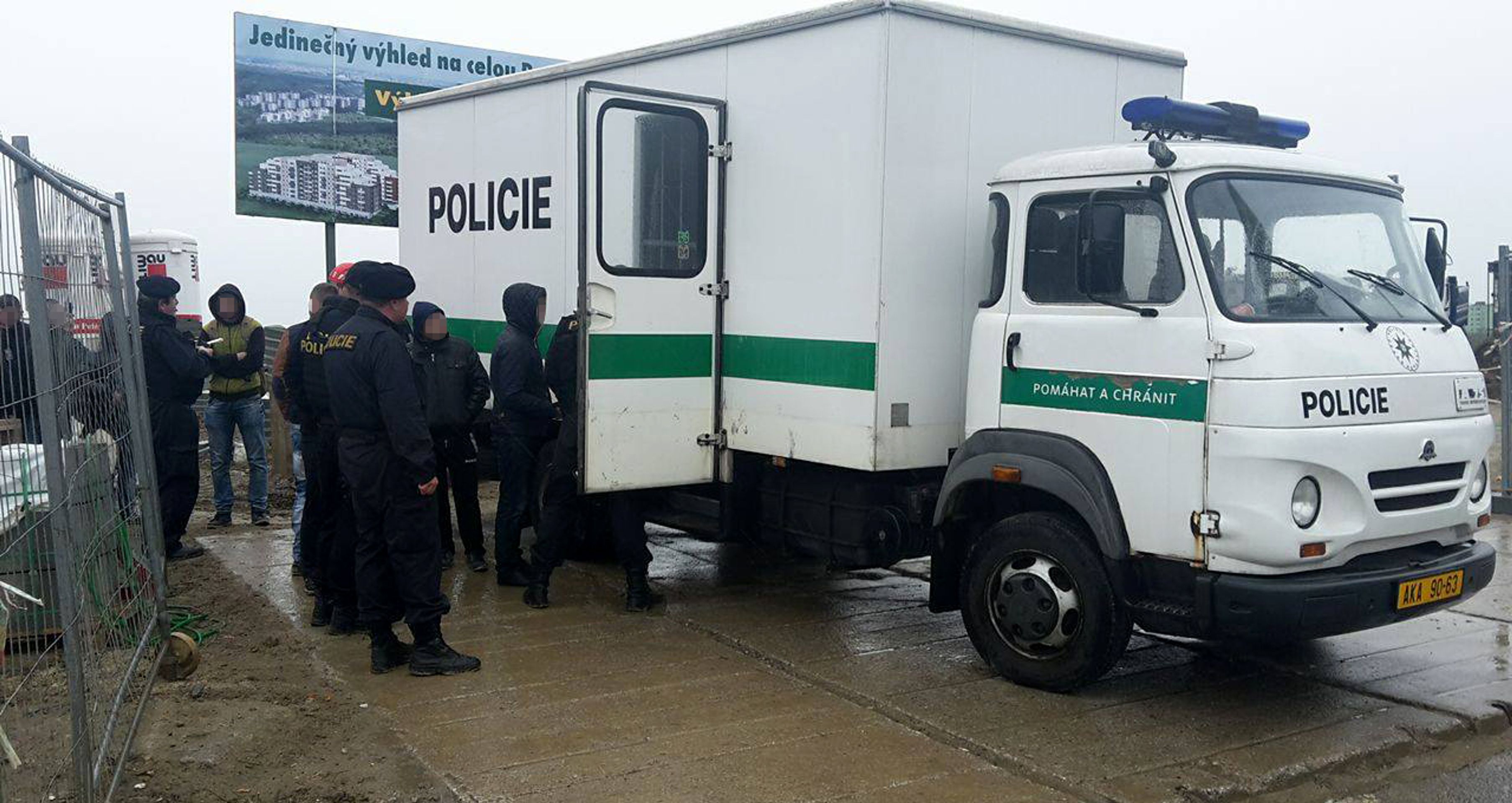 Zásah cizinecké policie - GALERIE: Zásah cizinecké policie na Barrandově (1/4)