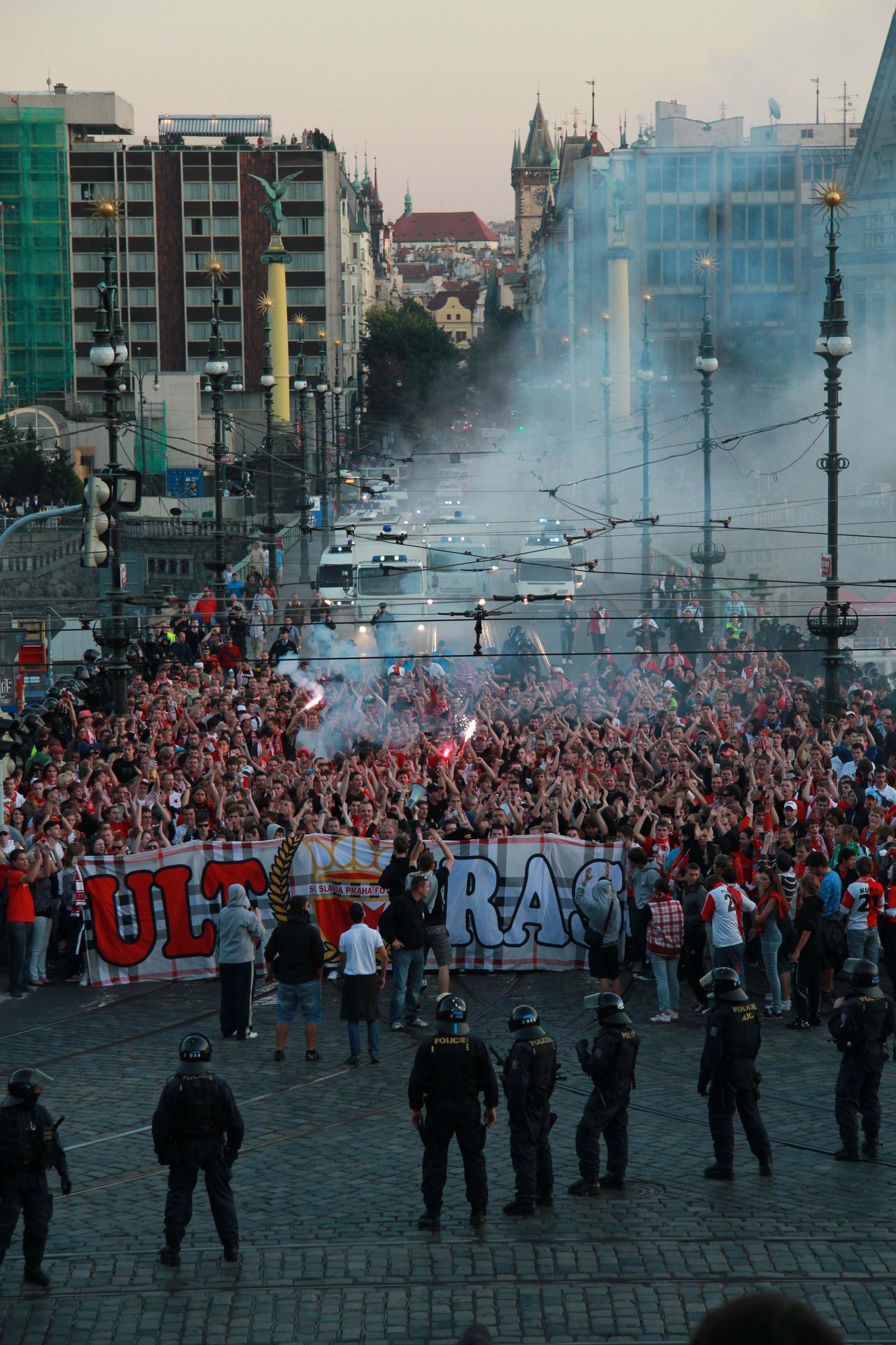 Derby pražských S - policie a fanoušci - 8 - GALERIE: Derby Sparta-Slavia (8/15)