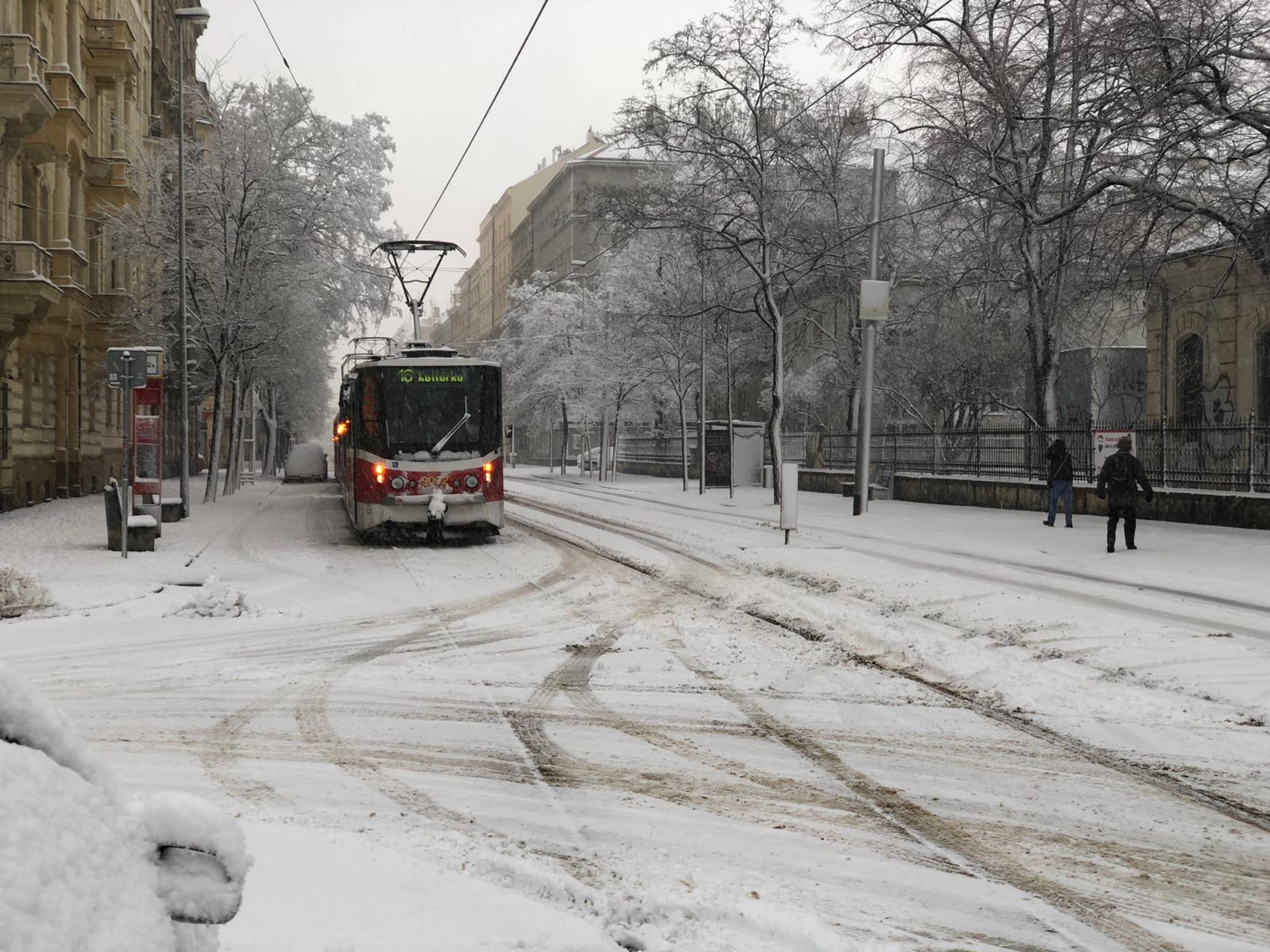 Sníh komplikuje dopravu - 4 - GALERIE: Sníh ochromil dopravu v Česku (5/18)