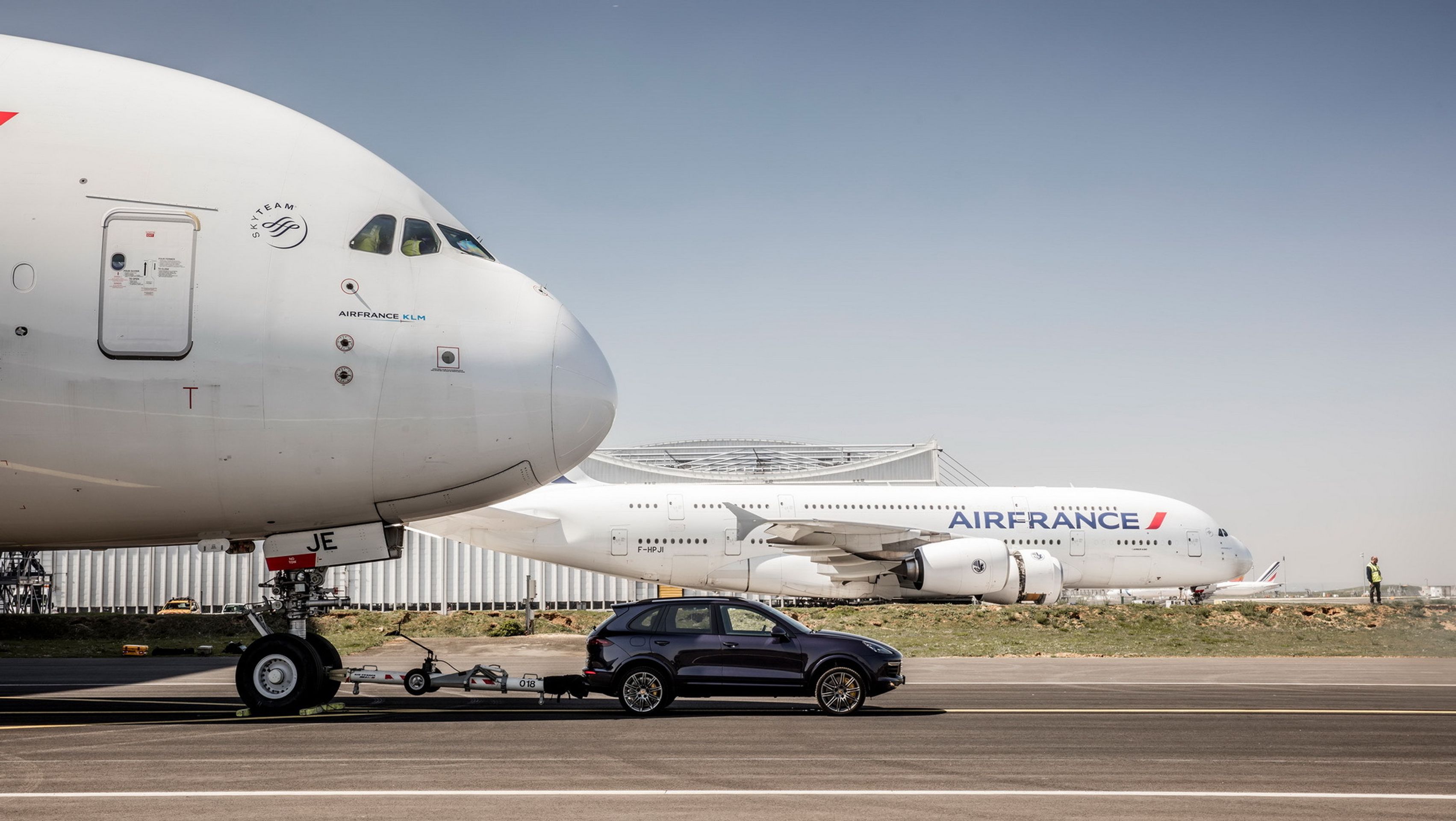 rekord - 7 - GALERIE: Naftové Porsche Cayenne táhne obří Airbus A380 (6/6)