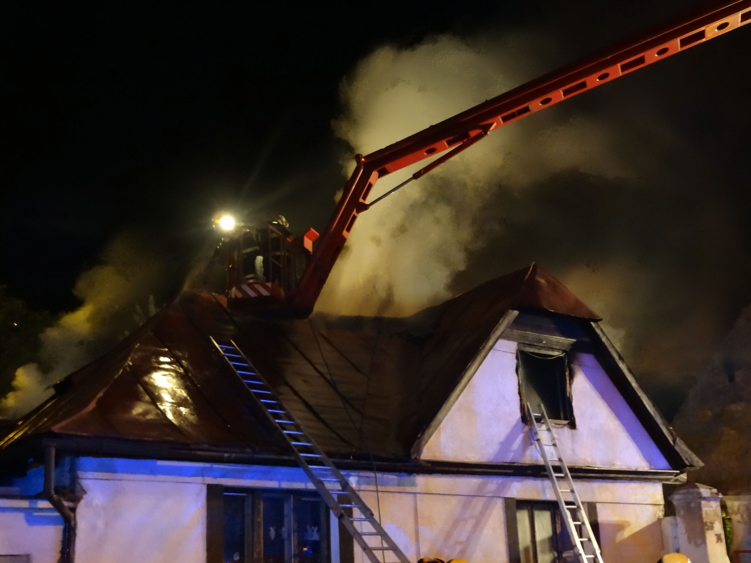Požár domu v Mladé Boleslavi - GALERIE: POMSTA: Majitel vyhodil bezdomovce, dům mu vyhořel (1/5)