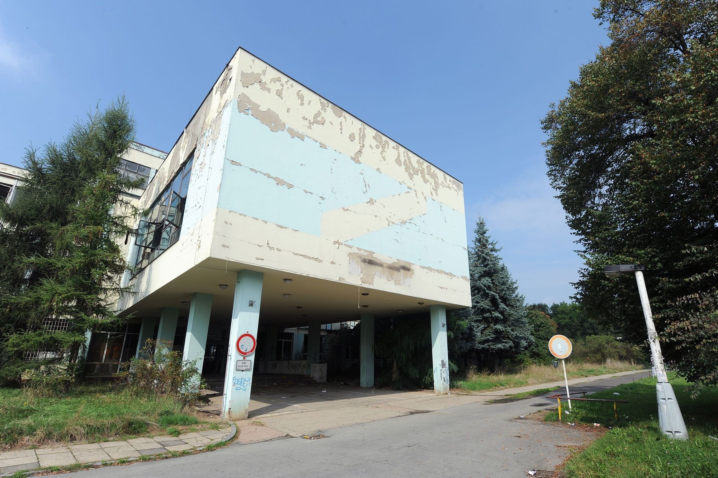 Opuštěný hotel Adriana v Kralupech nad Vltavou - 29 - GALERIE: Opuštěný Hotel Adriana v Kralupech nad Vltavou (1/29)