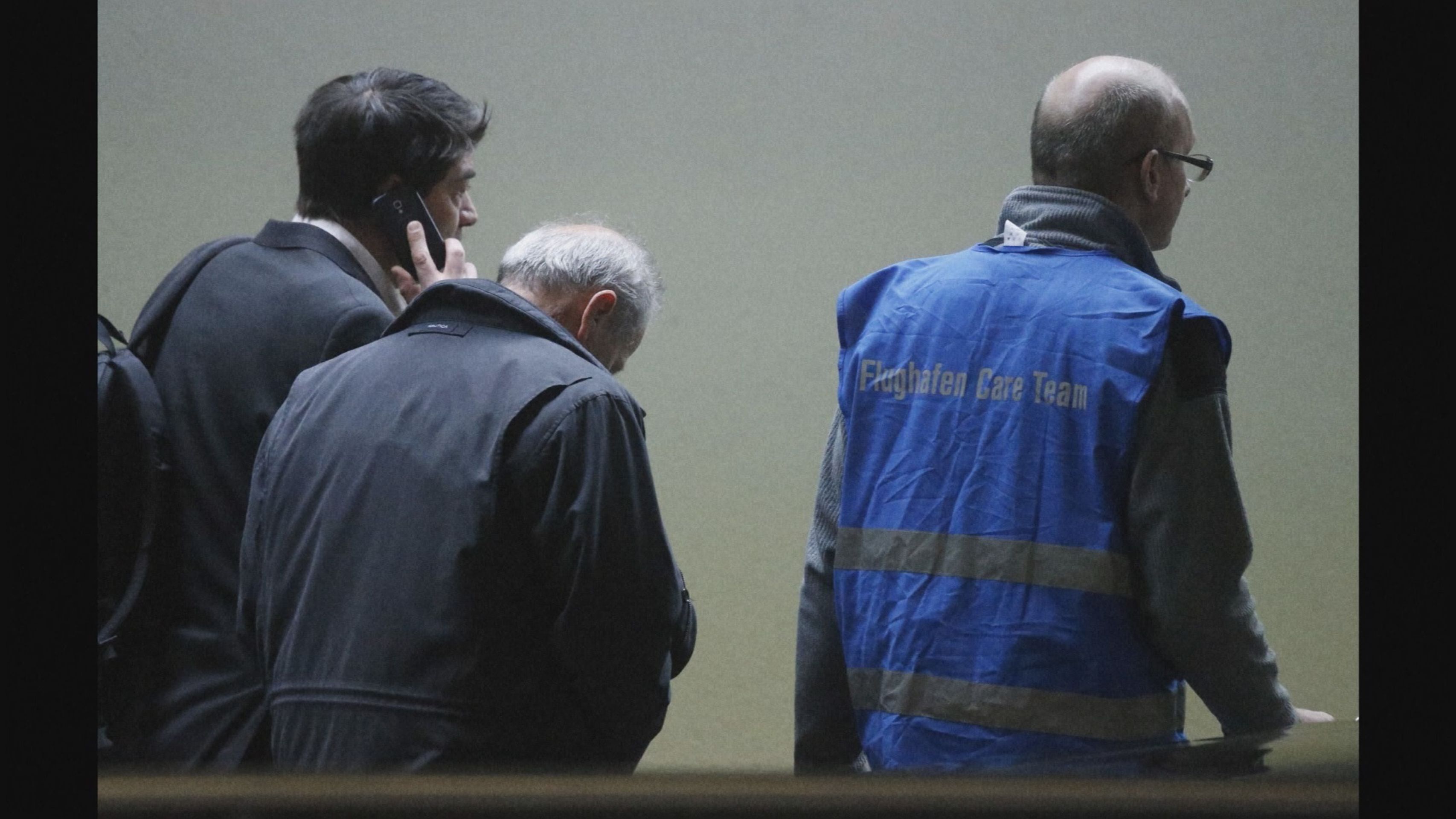 Letecká tragédie ve Francii - 6 - Příbuzní čekají na letišti na nové informace (4/8)
