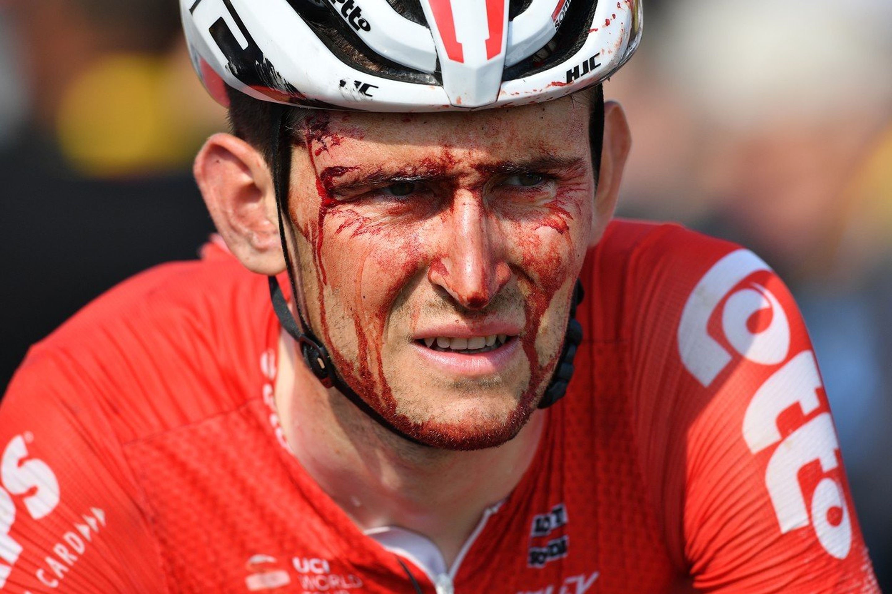 Tiesj Benoot - GALERIE: Belgický cyklista dokončil etapu na Tour celý od krve (4/4)