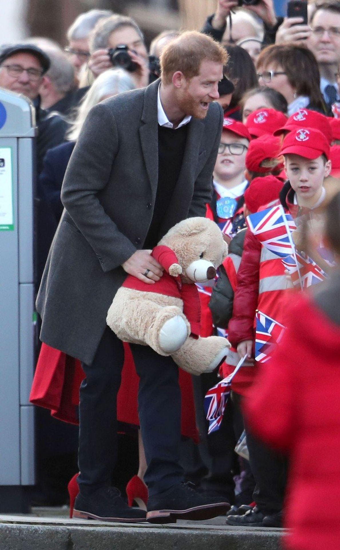 Meghan a Harry dostali obřího plyšového medvěda - GALERIE: Meghan a Harry v Birkenheadu (7/7)