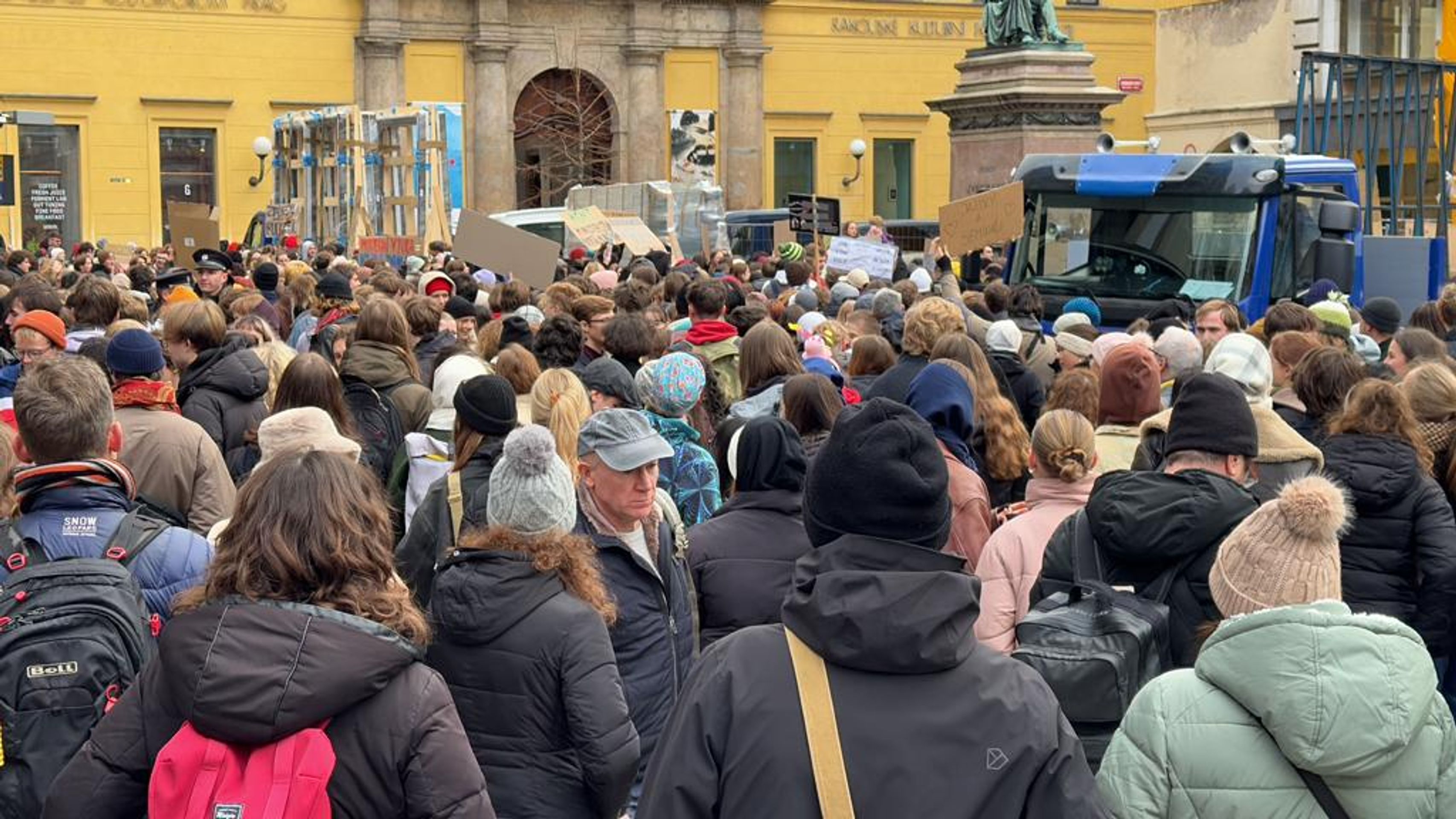 Protestní setkání (3) - Stávka a protivládní protesty (13/23)