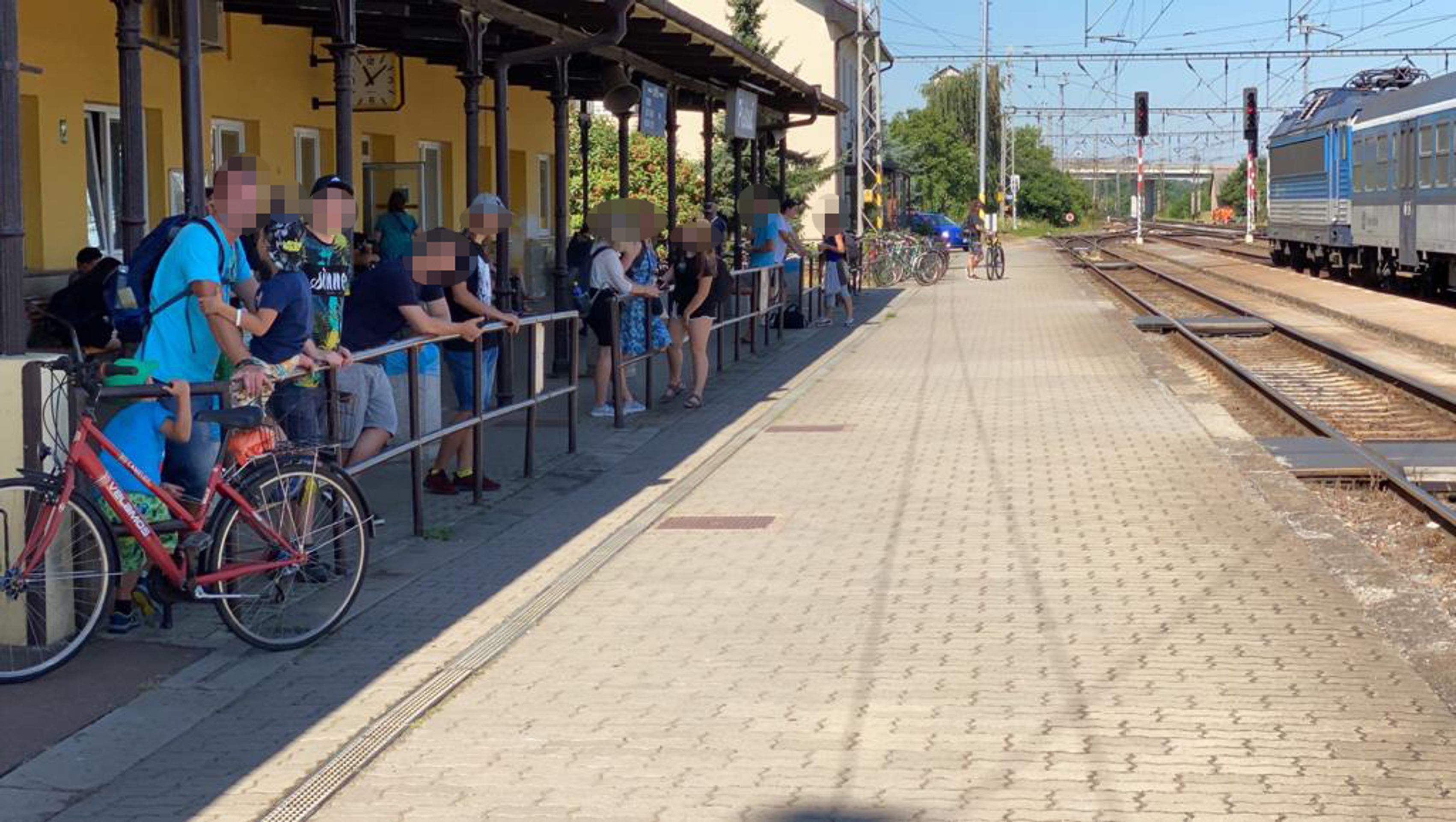 Evakuace cestujících kvůli hořící lokomotivě v Přelouči - 8 - GALERIE: Evakuace cestujících kvůli hořící lokomotivě v Přelouči (8/8)