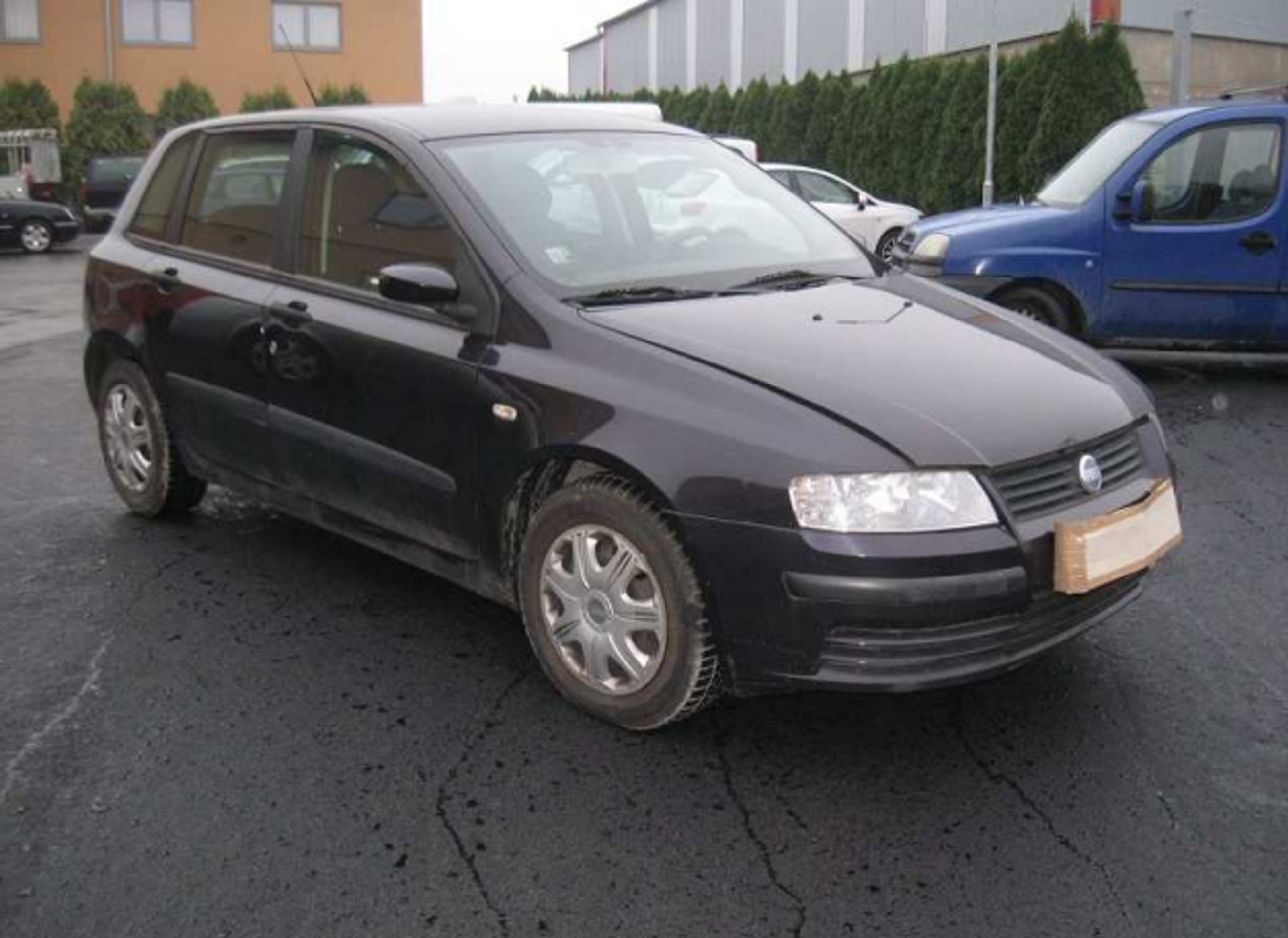Dražba - Fiat Stilo (benzin), Vyvolávací cena: 15.000,- - GALERIE: Dražba motorových vozidel (4/51)