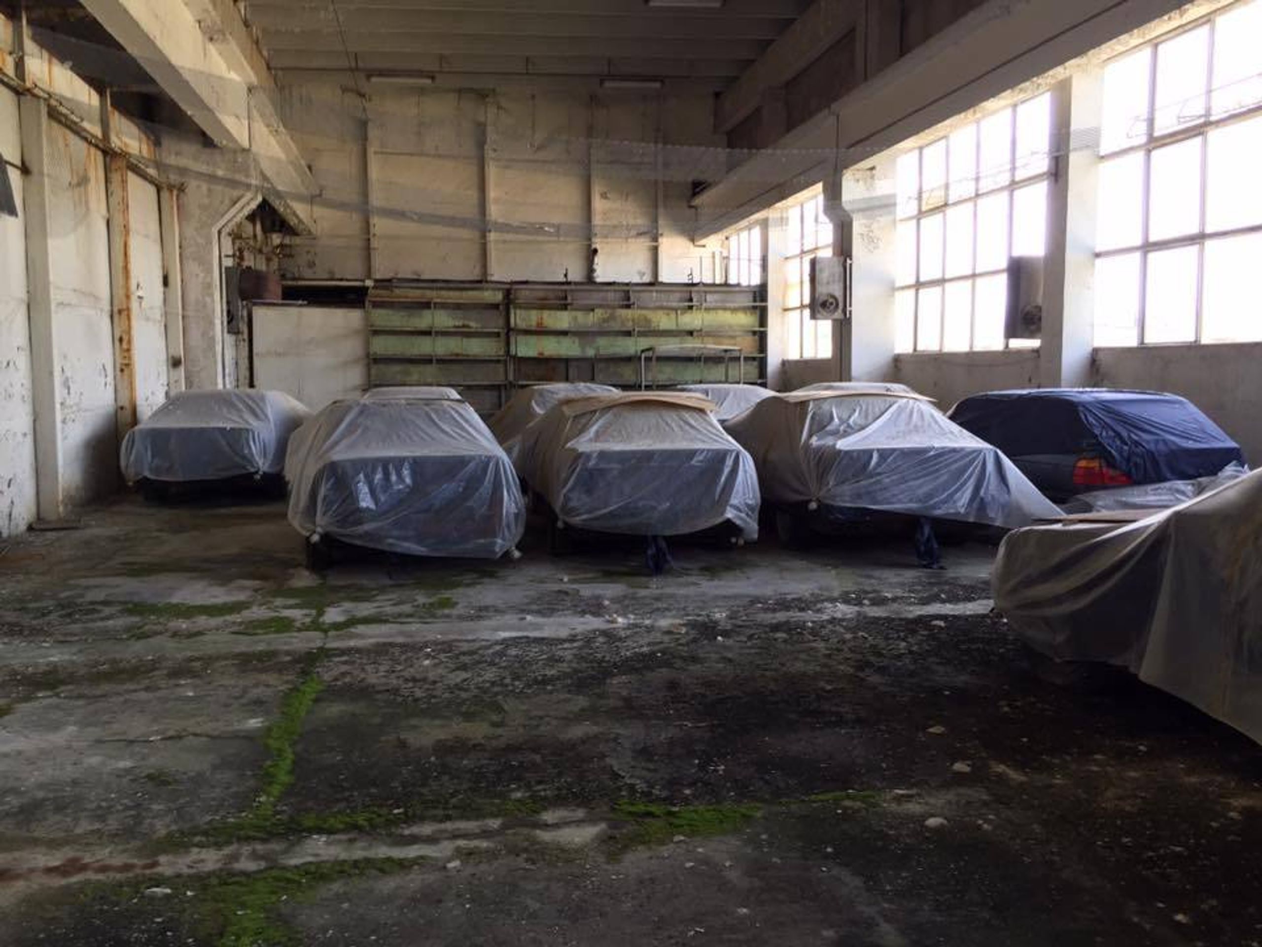 Sklad 25 let ukrýval 11 vozů BMW řady 5 - 27 - Fotogalerie: V bulharském skladu se 25 let skrýval poklad (8/16)