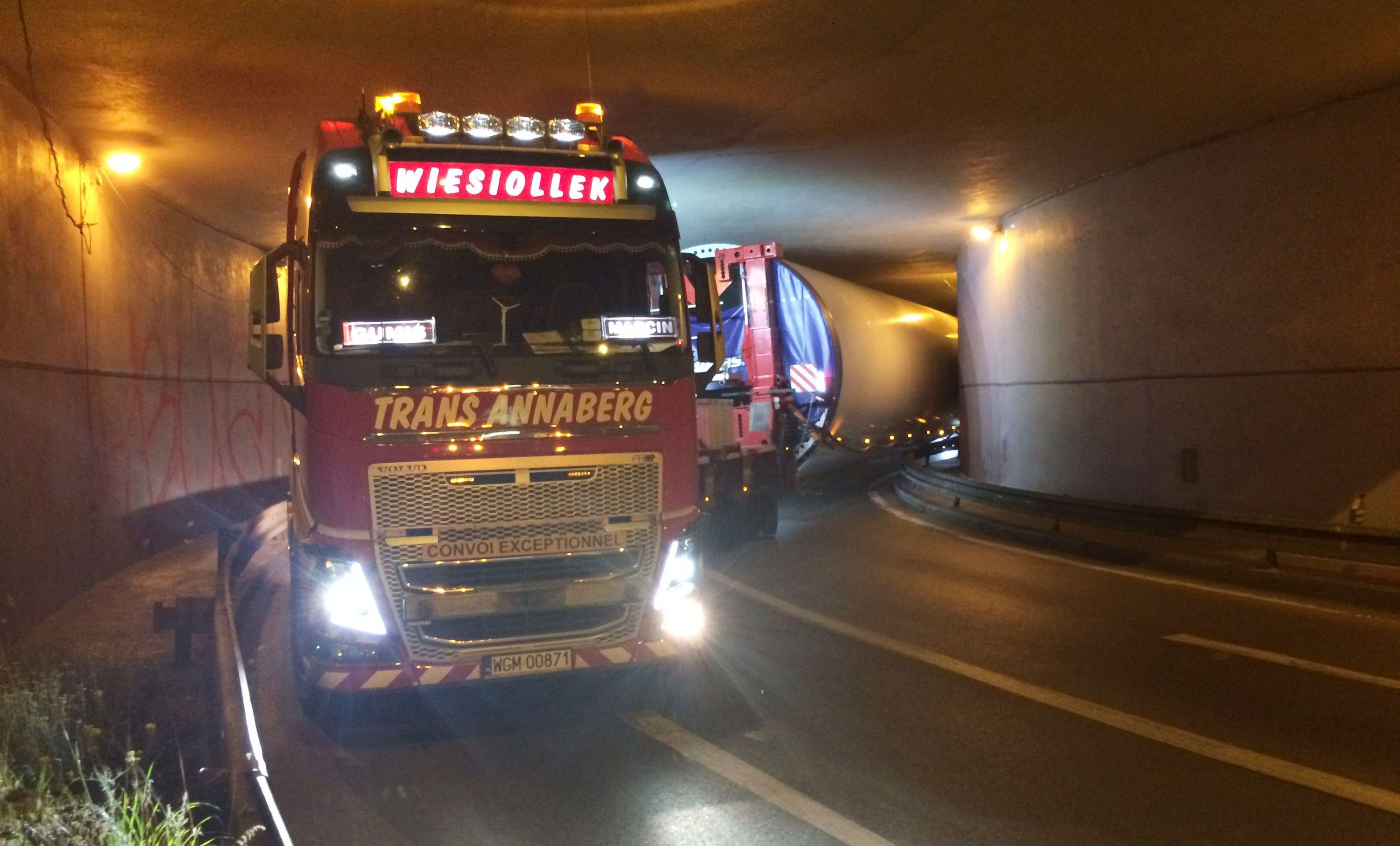Průjezd pod mostem byl vypočítaný na centimetry, s překážkou nikdo nepočítal - GALERIE: Uvízlý truck pod Barrandovským mostem (3/5)