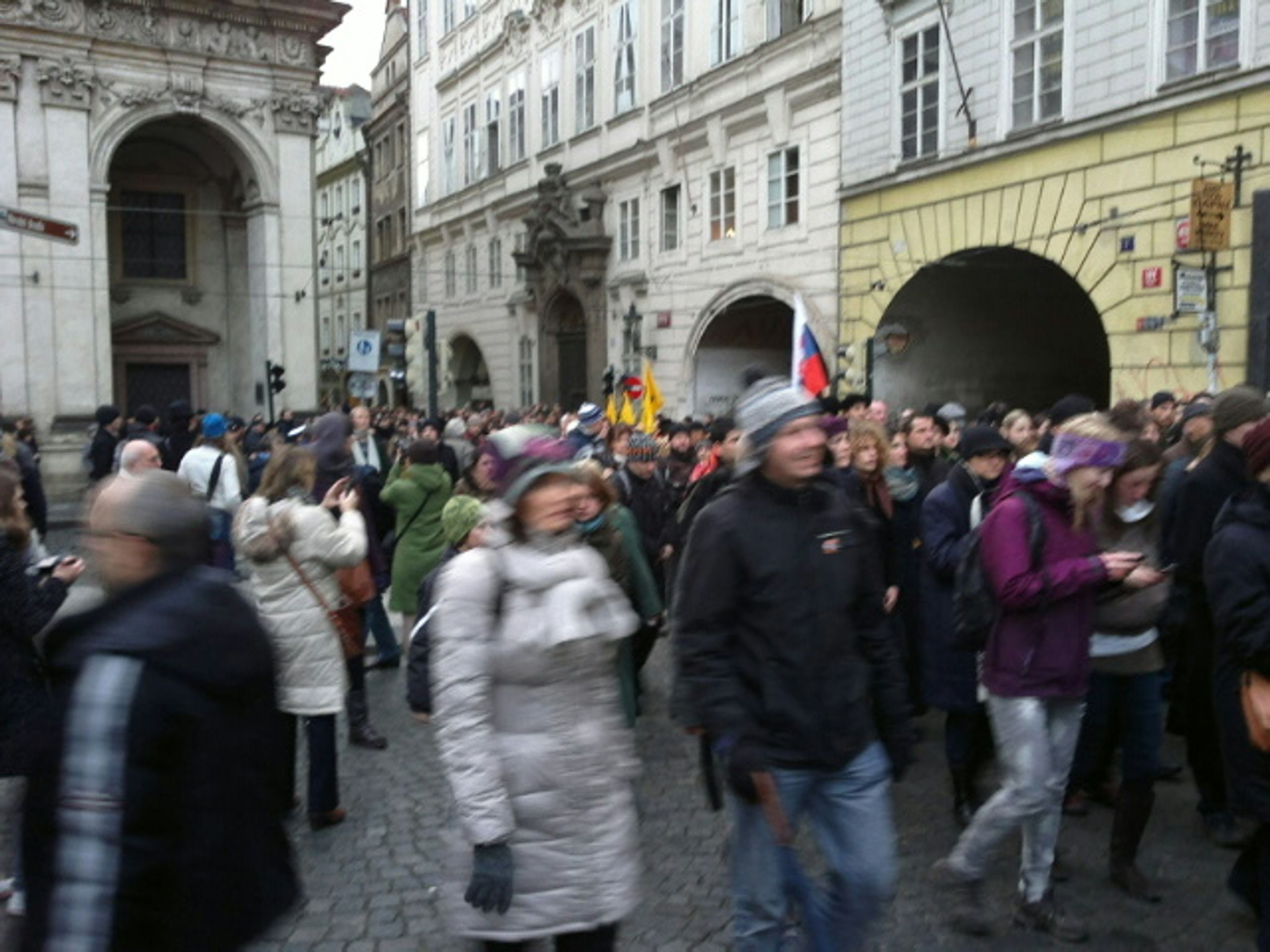 Galerie ze smutečního průvodu zesnulého Václava Havla - 7 - Galerie ze smutečního průvodu s rakví zesnulého Václava Havla (6/7)