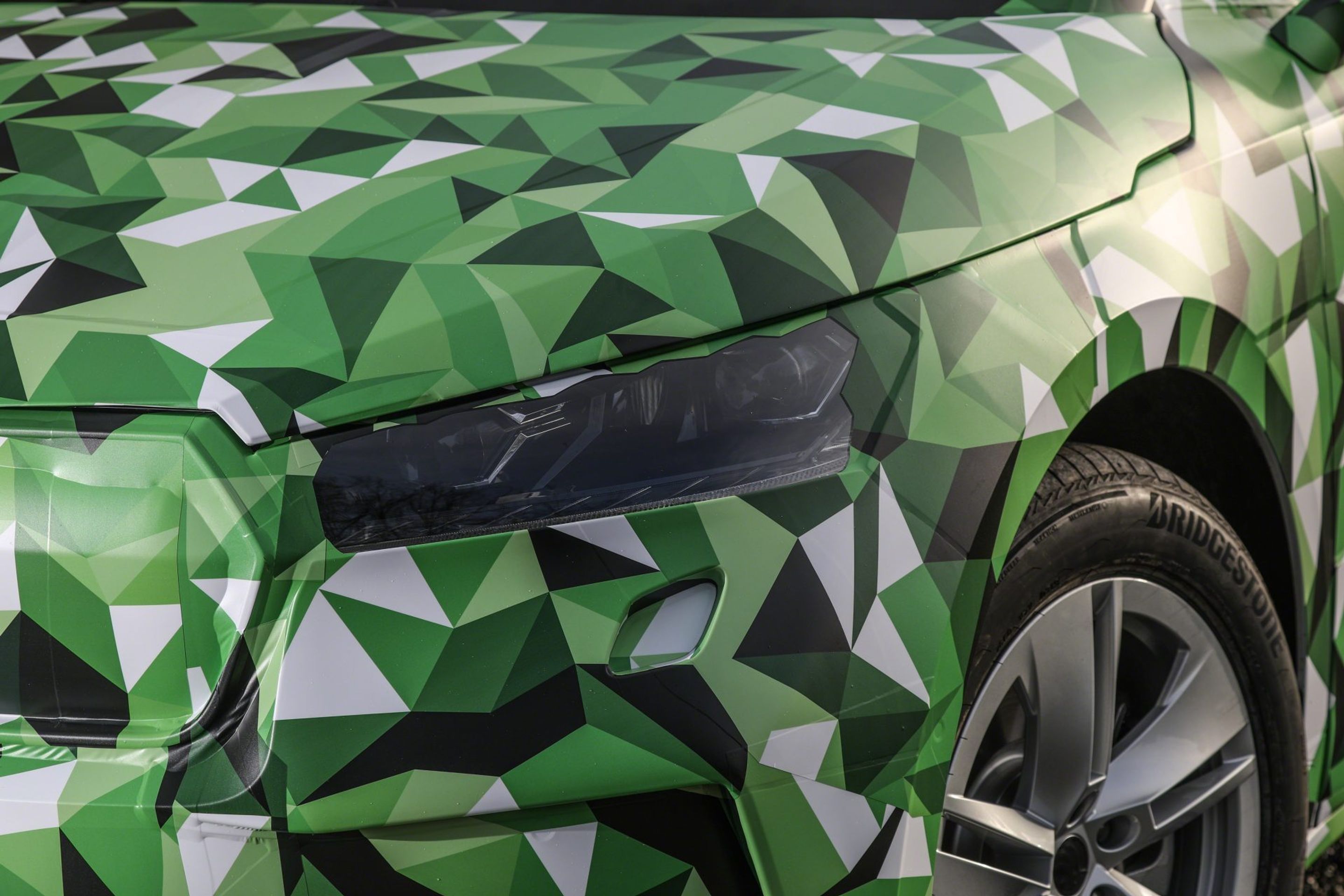 Škoda Enyaq iV - 32 - Fotogalerie: Zamaskovaný prototyp elektrického crossoveru Škoda Enyaq (18/20)