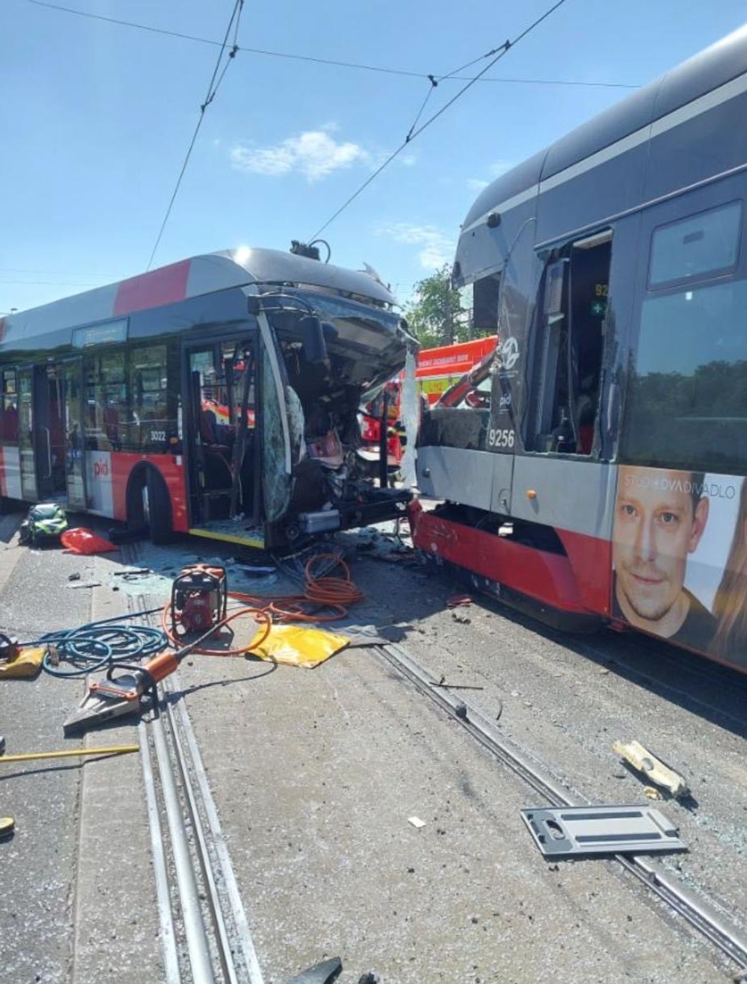 Srážka tramvaje s autobusem - Srážka tramvaje s autobusem (3/12)