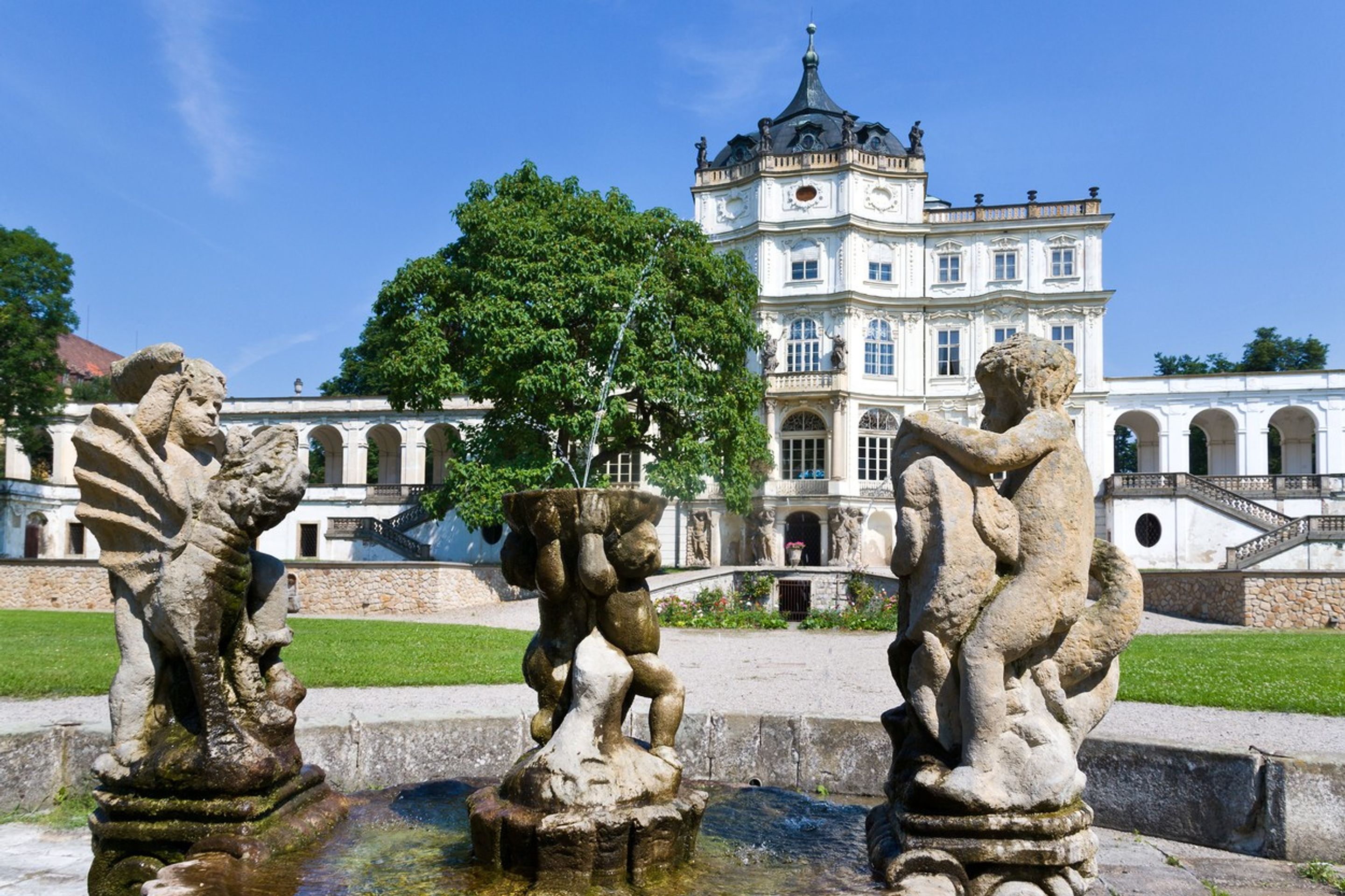 Zámek Ploskovice - Tipy na výlet: Nejkrásnější české hrady a zámky, které si zahrály v pohádkách (5/11)