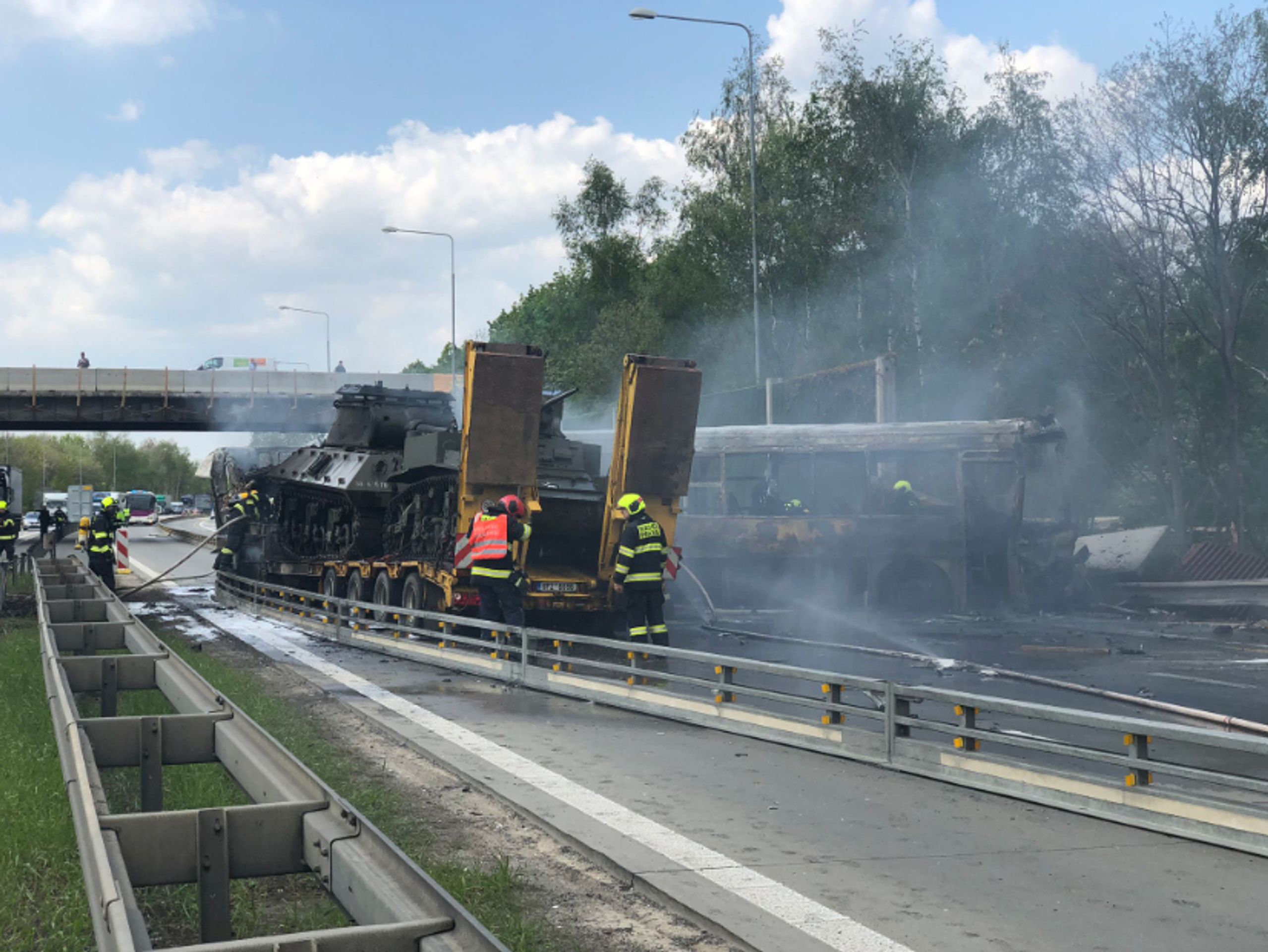 Nehoda autobusu a kamionů na pražském okruhu - 1 - GALERIE: Nehoda autobusu a kamionů na pražském okruhu (7/30)