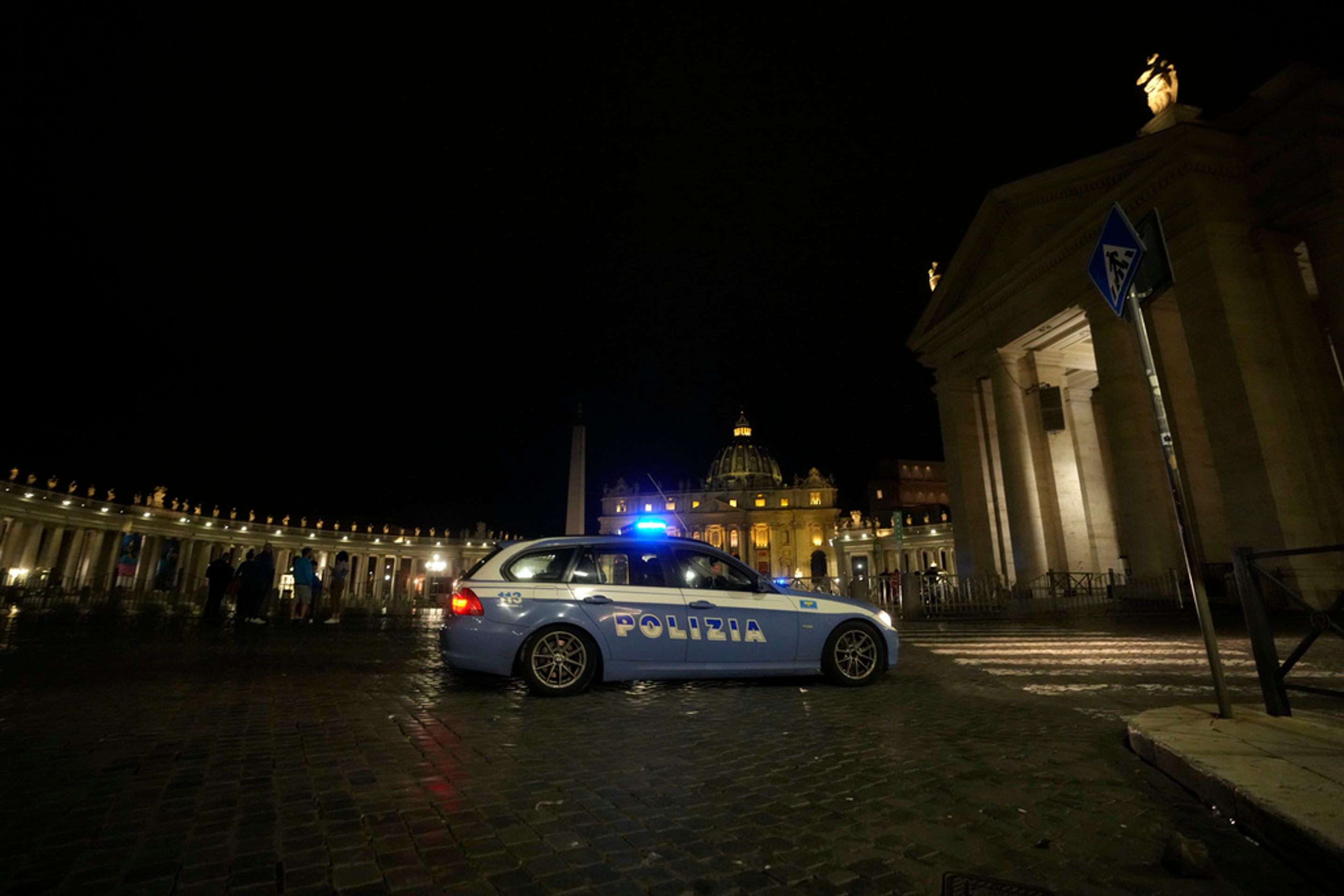 Vatikán muž se vřítil autem do bran (4) - Vatikán - policie na místě (5/5)