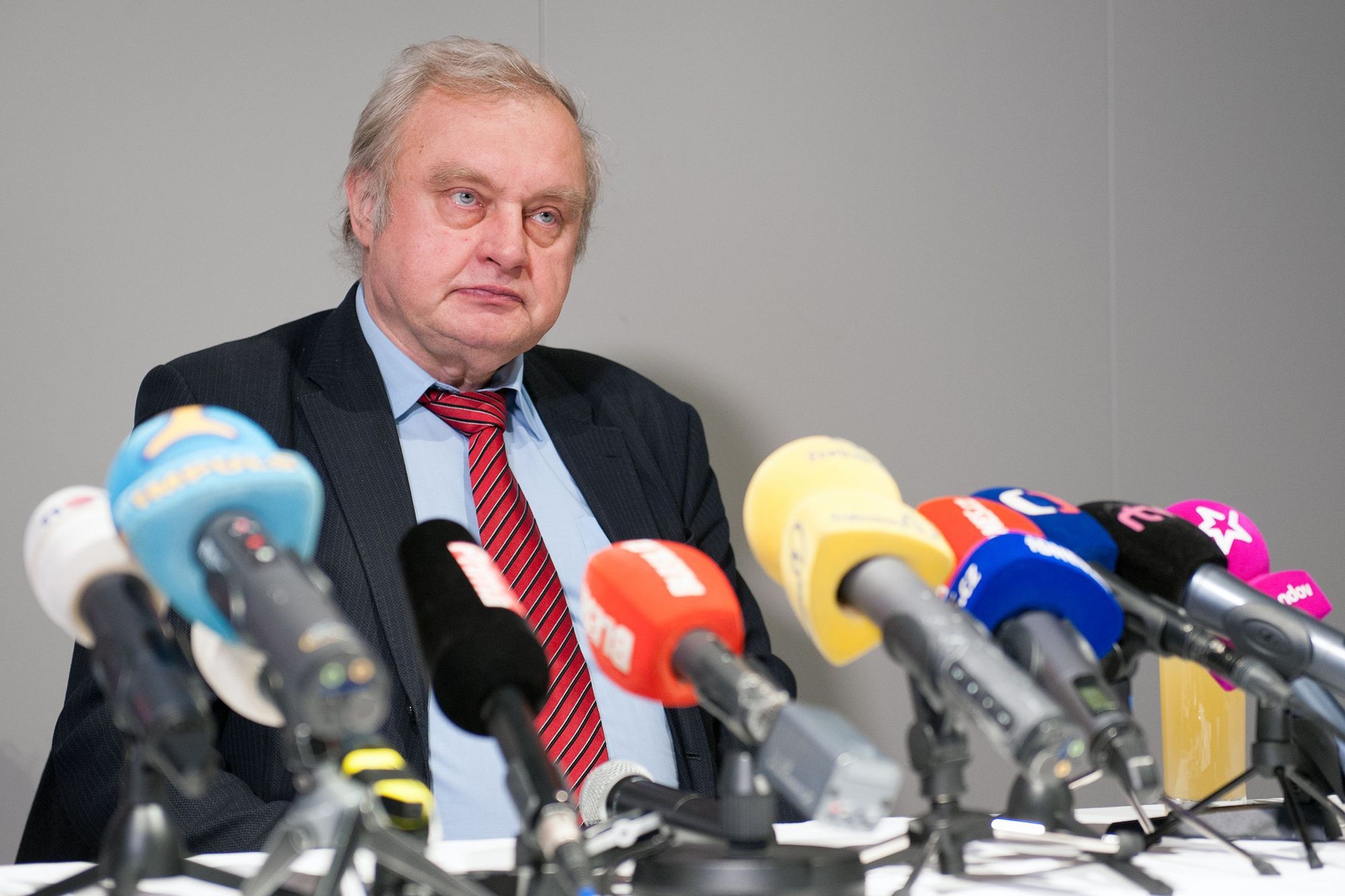 Miloslav Ransdorf a Peter Guzmický vysvětlují švýcarskou kauzu - 7 - GALERIE: Miloslav Ransdorf a Peter Guzmický vysvětlují švýcarskou kauzu (4/11)