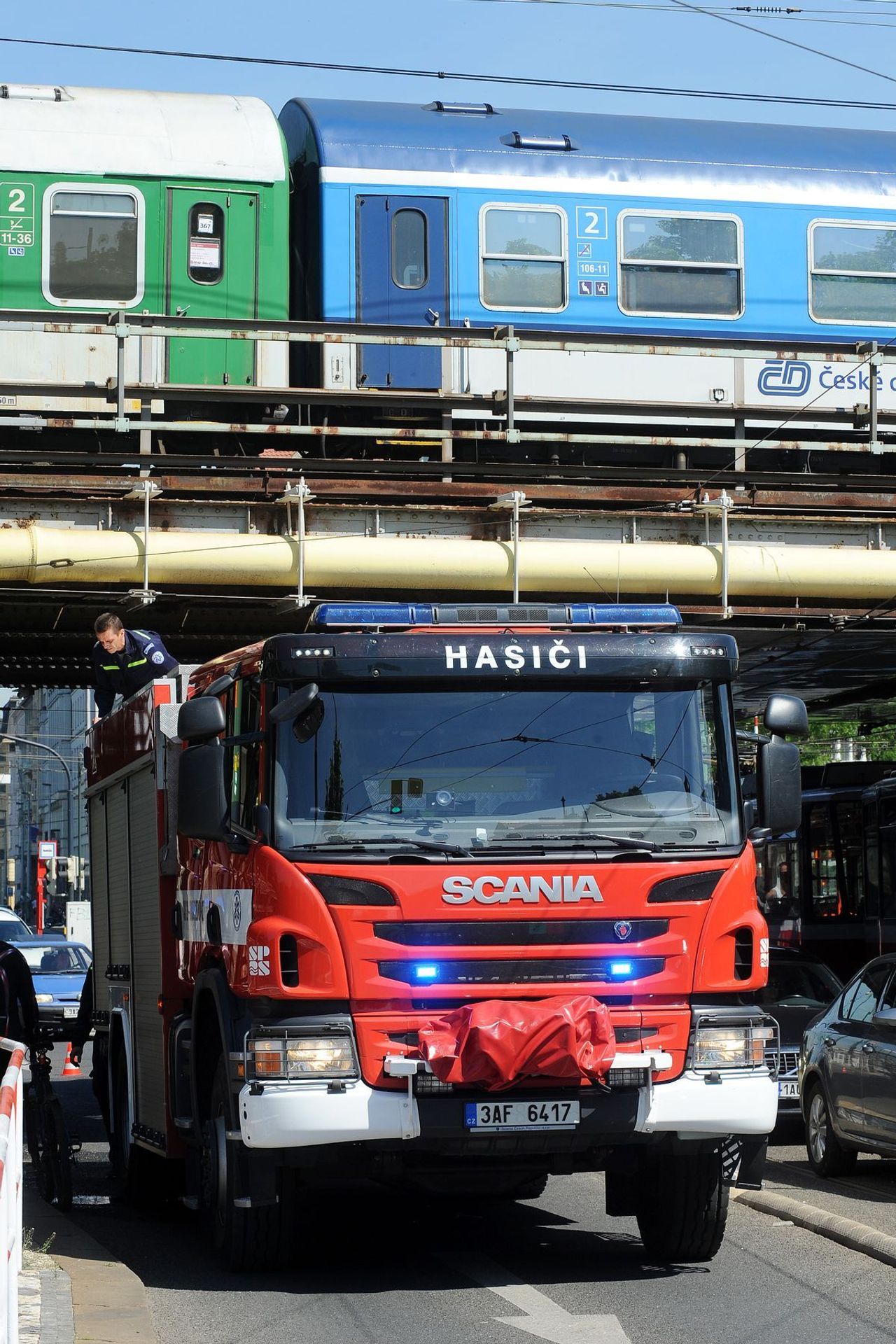 Vlak srazil muže na pražské Výtoni - 4 - GALERIE: Pod vlak na pražské Výtoni skočil sebevrah (4/7)