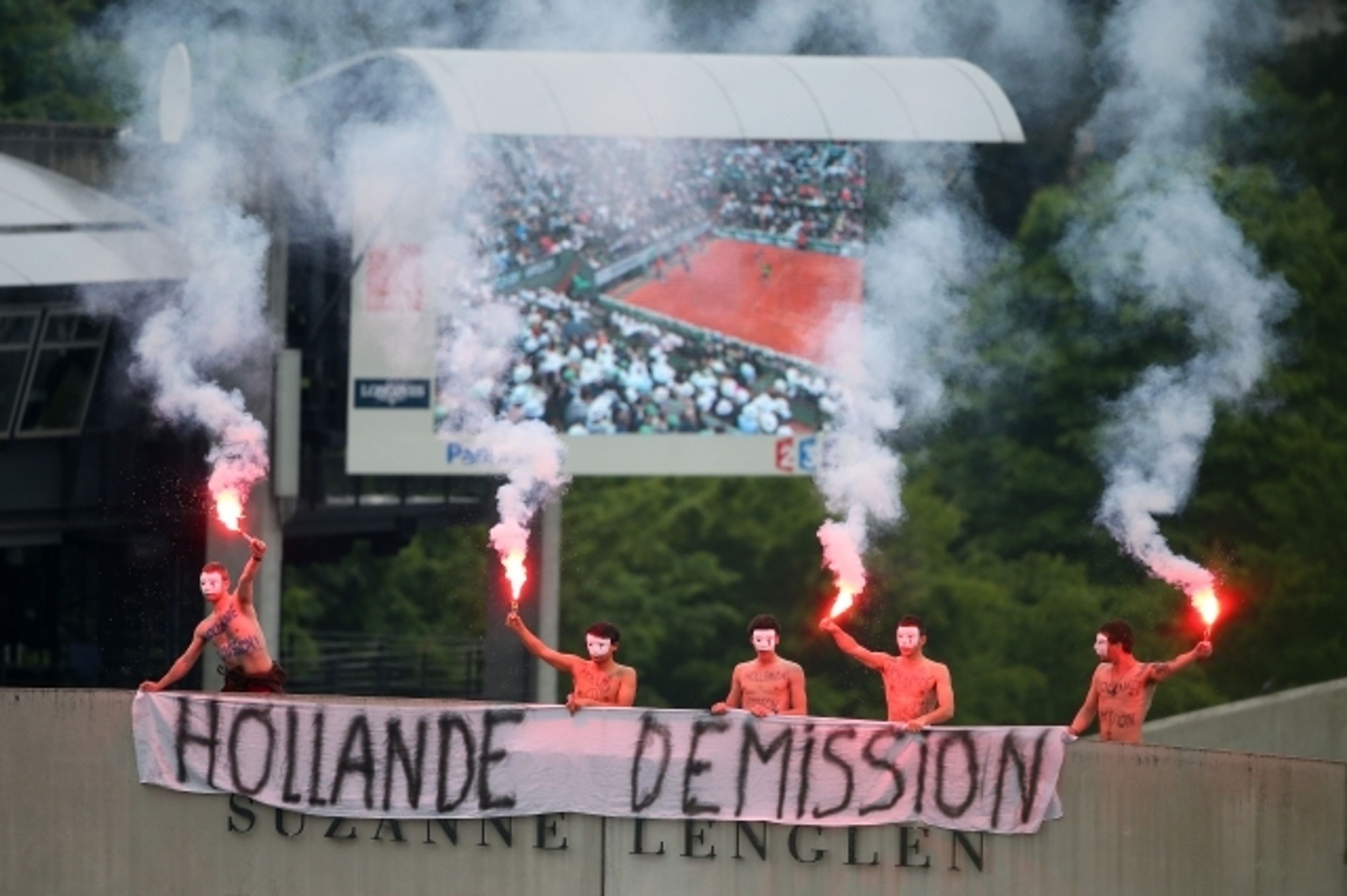 Narušitel s ohněm na French Open - 6 - GALERIE: Oheň a dýmovnice na French Open (8/15)