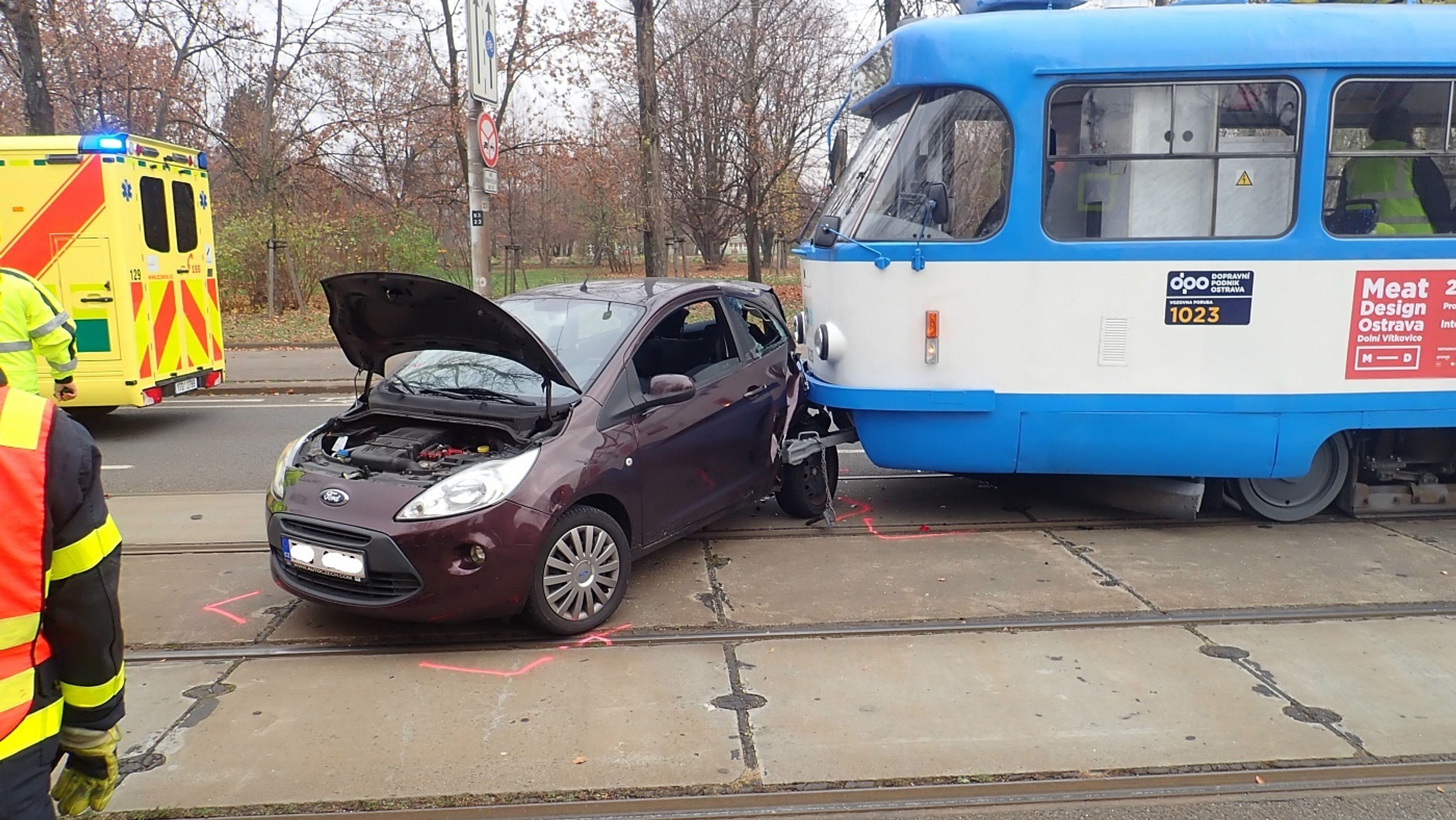 Nehoda tramvaje a auta v Ostravě - 1 - GALERIE: Nehoda tramvaje a auta v Ostravě (6/6)
