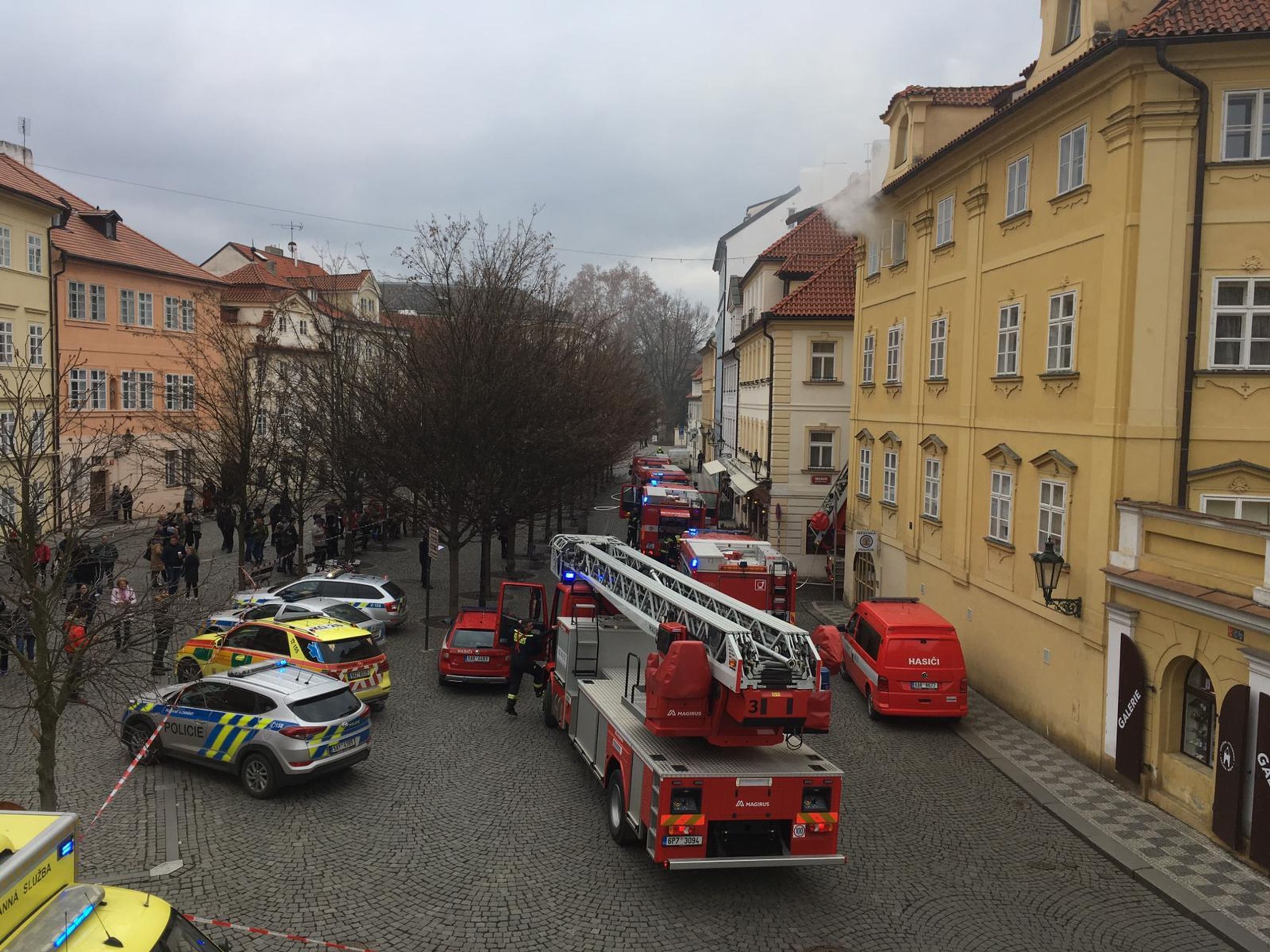 Požár podkrovního bytu na Kampě - 4 - GALERIE: Požár podkrovního bytu na Kampě (4/8)