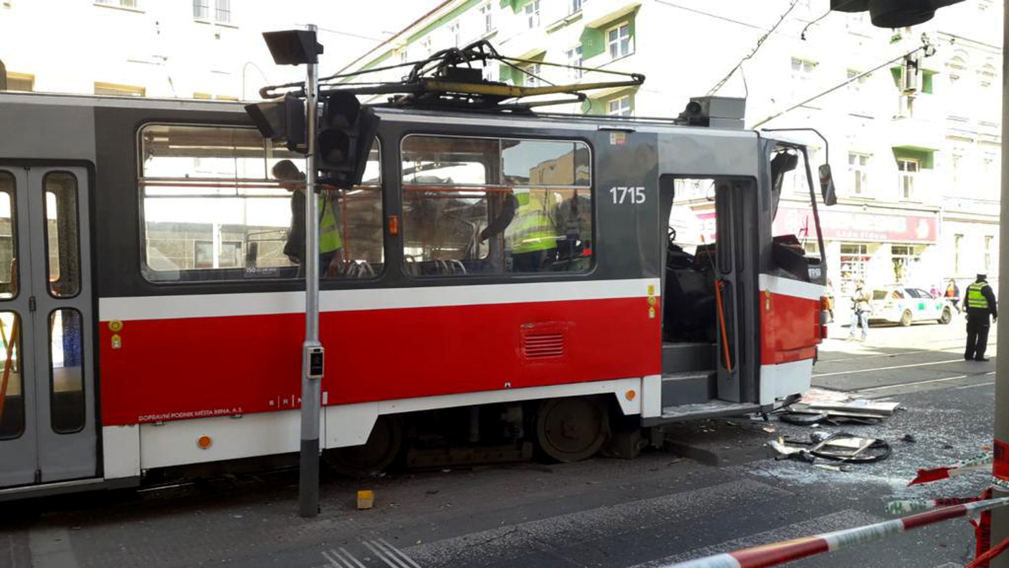 Srážka tramvaje a trolejbusu v Brně - 2 - GALERIE: Srážka tramvaje a trolejbusu v Brně (16/16)