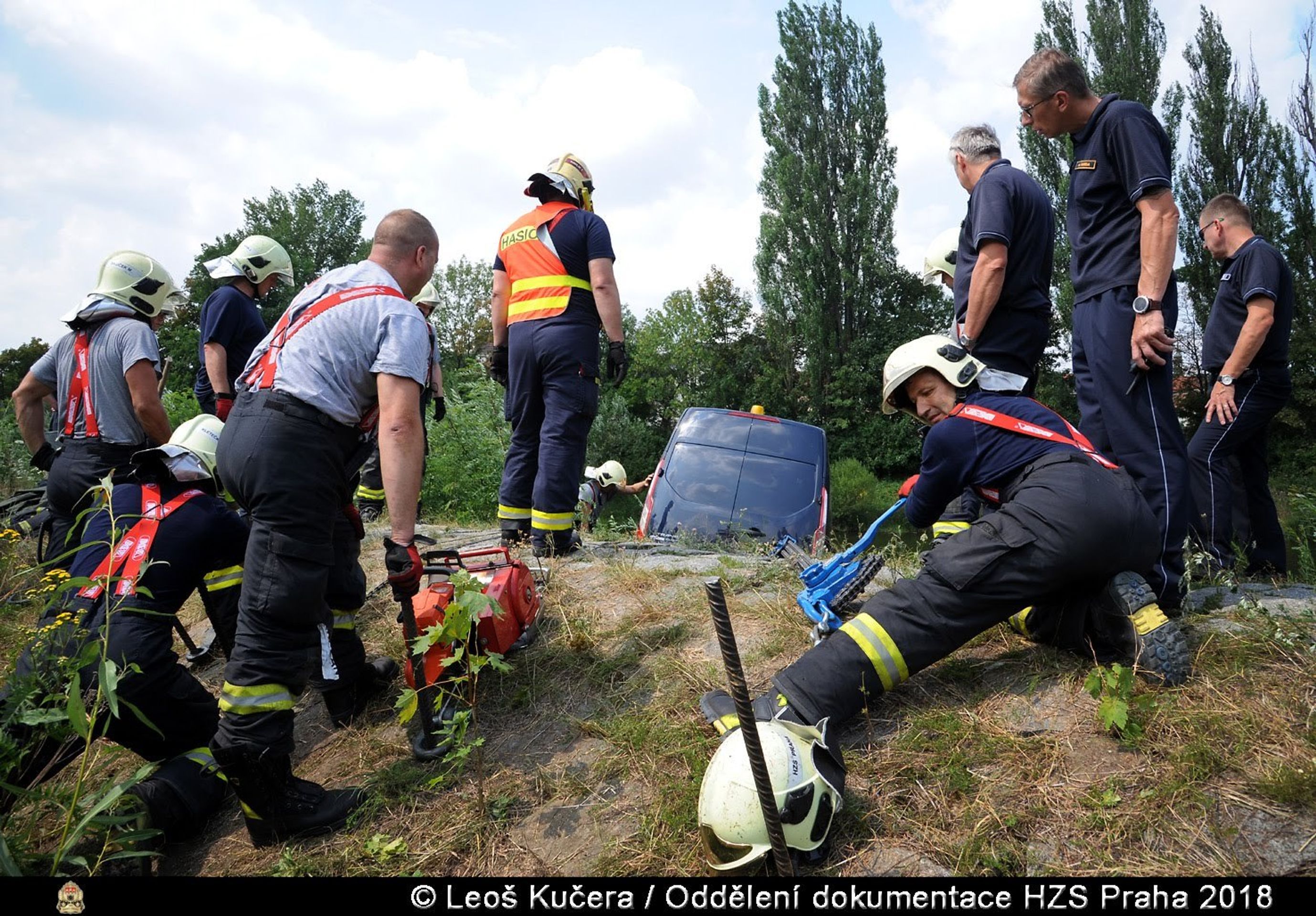 Hasiči v Praze vytahovali dodávku, která sjela do Vltavy - 6 - GALERIE: Hasiči v Praze vyprošťovali auto z Vltavy (5/10)