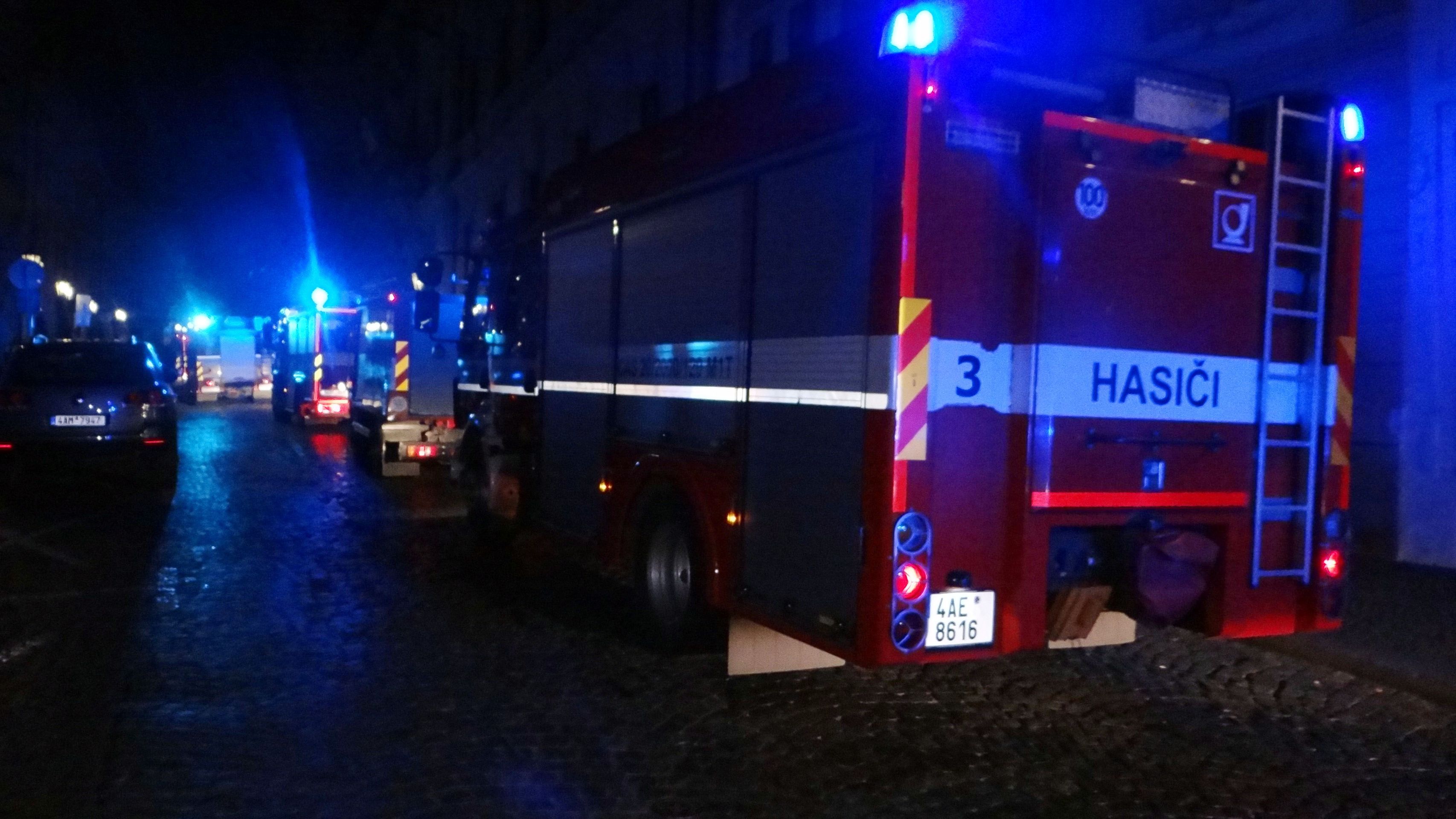 Hasiči přijeli v mohutné sestavě, nakonec mnoho práce neměli - GALERIE: Požár v poslanecké ubytovně (5/5)