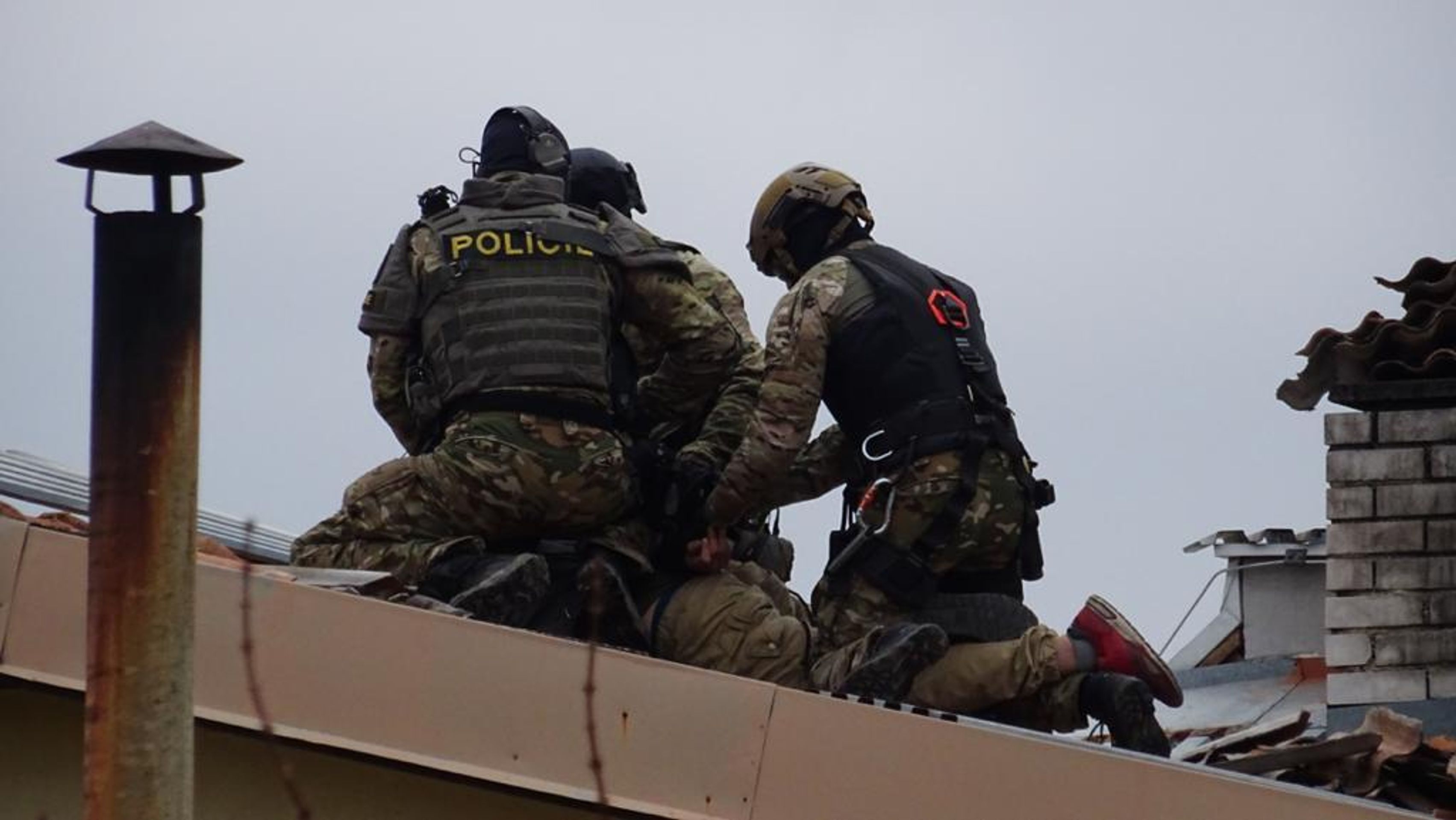 Muž na střeše v obci Kosoř - 12 - GALERIE: Útočník napadal rodiče, před policií utekl na střechu (12/13)