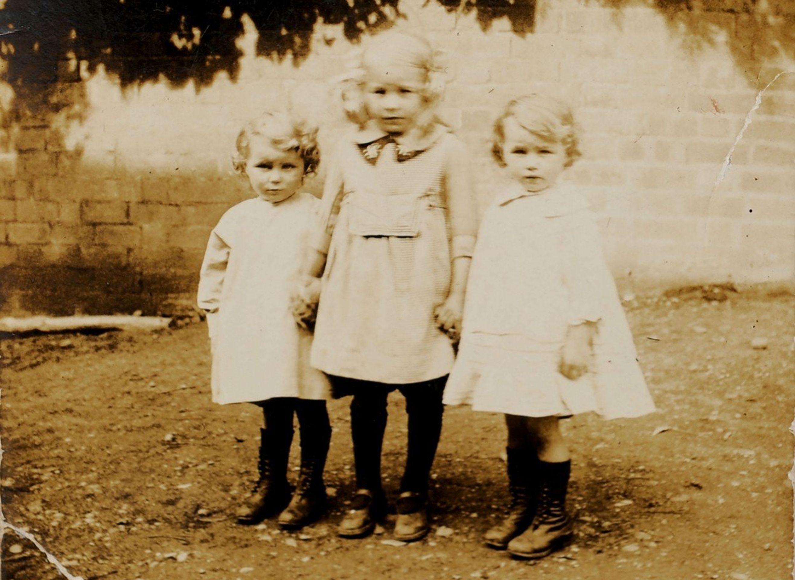 Dvojčata slaví 102. narozeniny - GALERIE: Dvojčata z Velké Británie slaví 102. narozeniny! (4/4)