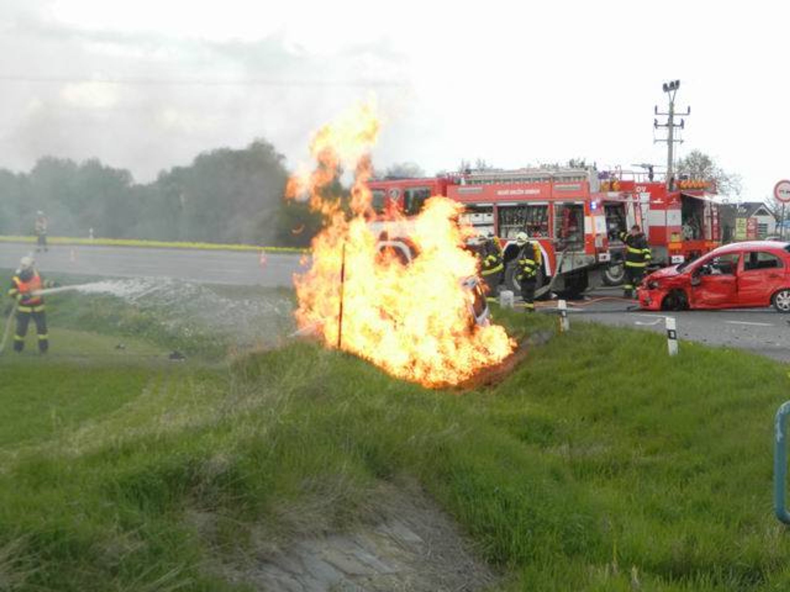 Auto po nehodě totálně shořelo - GALERIE: Auto po nehodě totálně SHOŘELO, pro zraněné přiletěl vrtulník (4/4)