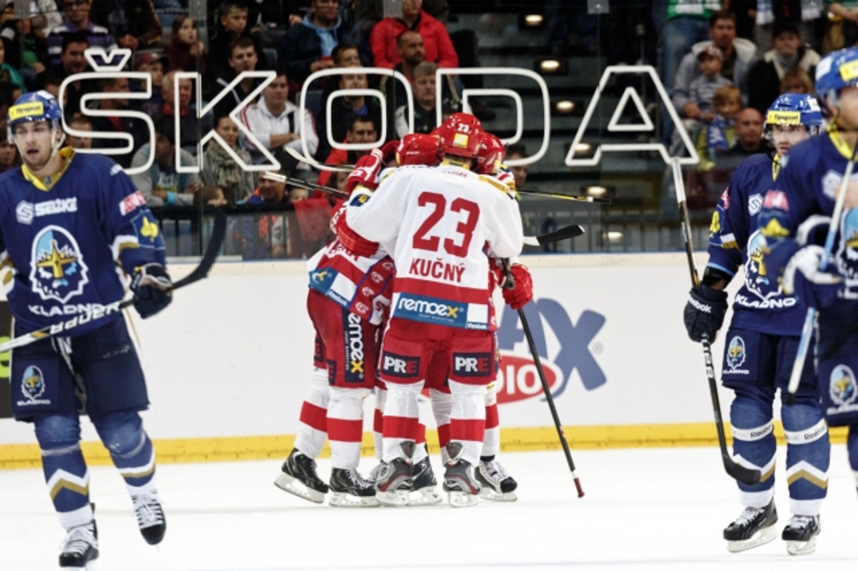 Radost slávistů sleduje i smutný Tomáš Plekanec (vpravo) - GALERIE: Jágr, Plekanec, Červenka...Přehlídka hvězd z NHL (5/14)