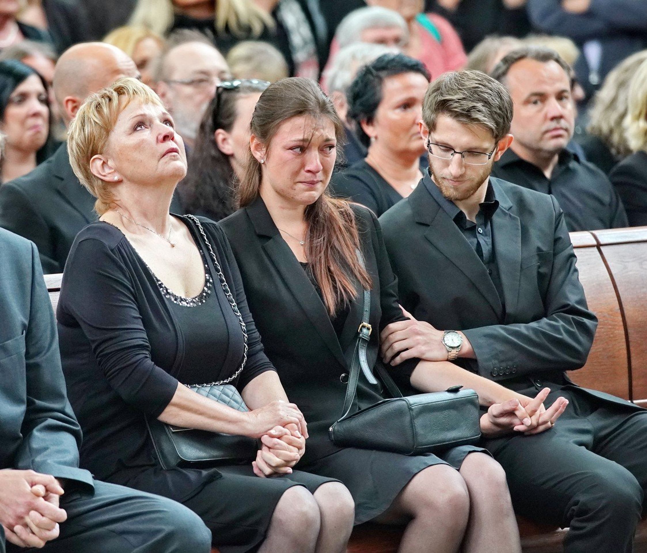 Rozloučení s Josefem Mladým - manželka s dcerou - GALERIE: Rozloučení s Josefem Mladým (3/13)
