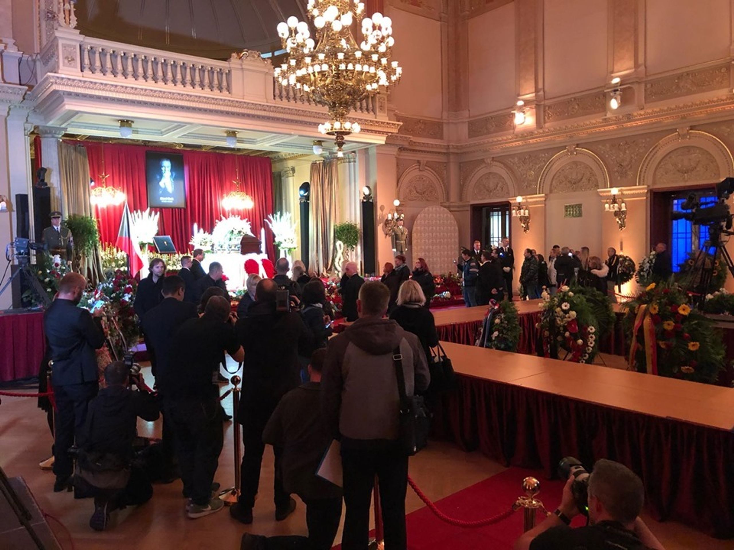 Lidé se loučí v Žofínském paláci s Karlem Gottem - 2 - GALERIE: Loučení s Karlem Gottem na Slovanském ostrově (18/39)