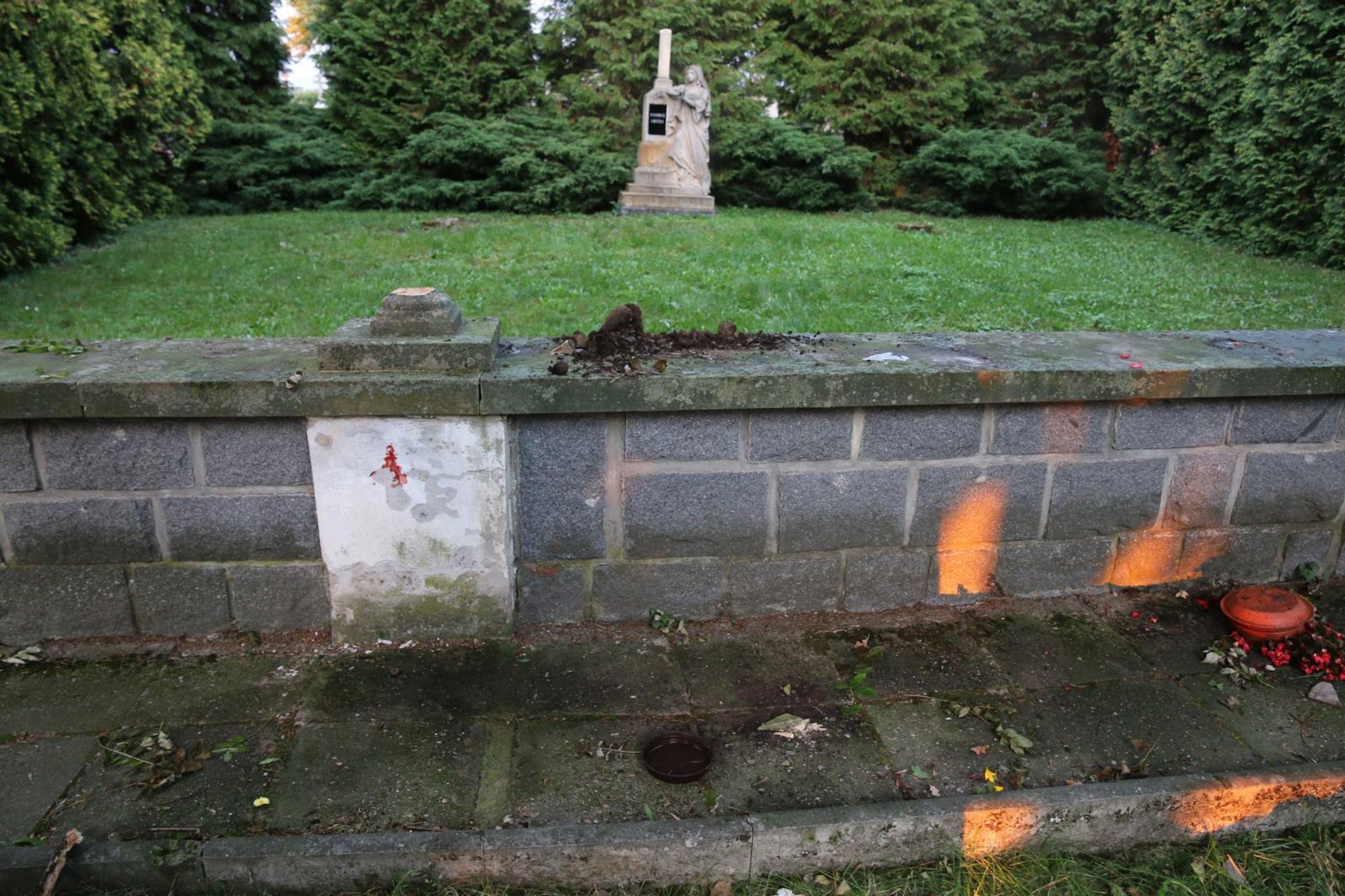 Poškozený hřbitov v Dobrušce - 4 - GALERIE: Poškozený hřbitov v Dobrušce (4/4)