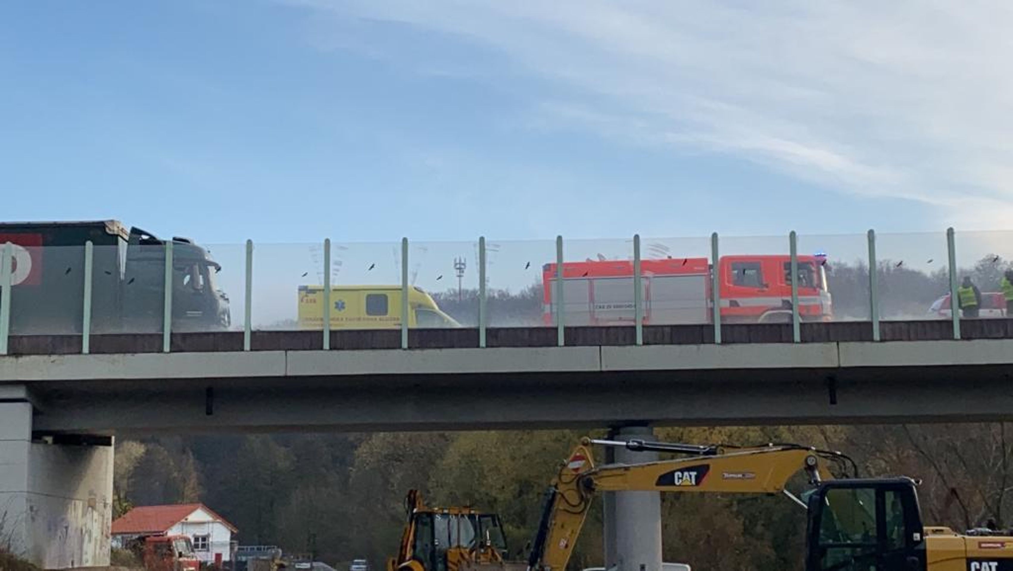 Srážka autobusu a náklaďáku u Nové Vsi - 3 - GALERIE: Srážka autobusu s náklaďákem na Mělnicku (7/9)