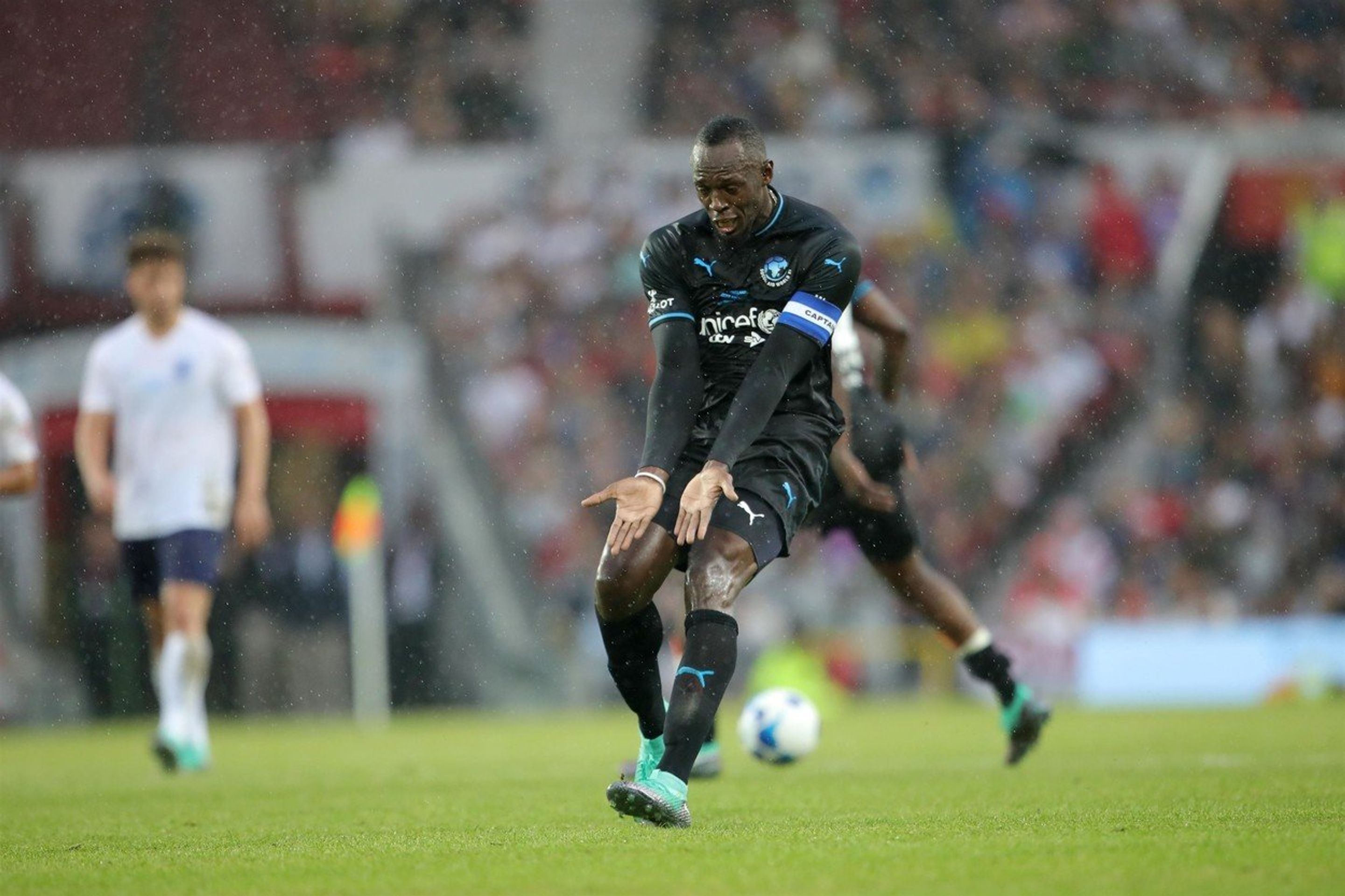 Usain Bolt - GALERIE: Usain Bolt si zahrál fotbal na slavném Old Trafford (1/4)