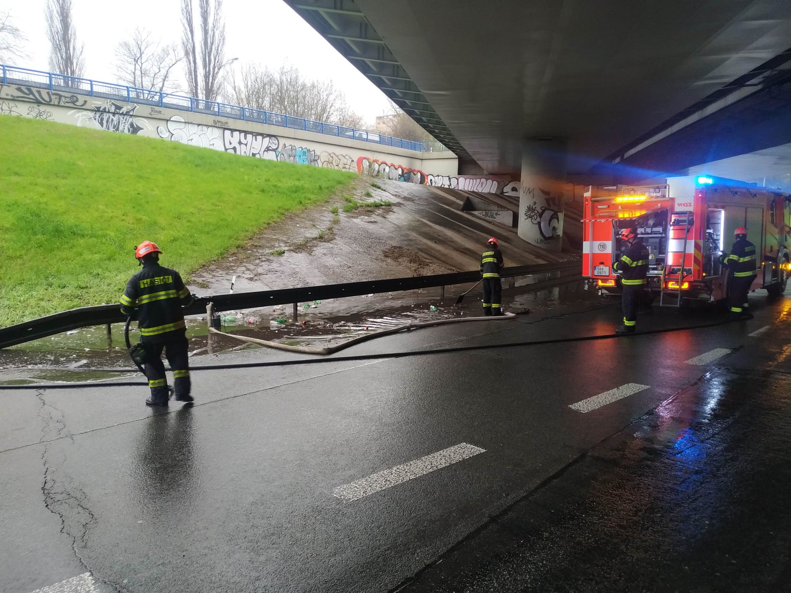 Dopravní komplikace kvůli počasí - Déšť a sníh působí dopravní komplikace (6/9)
