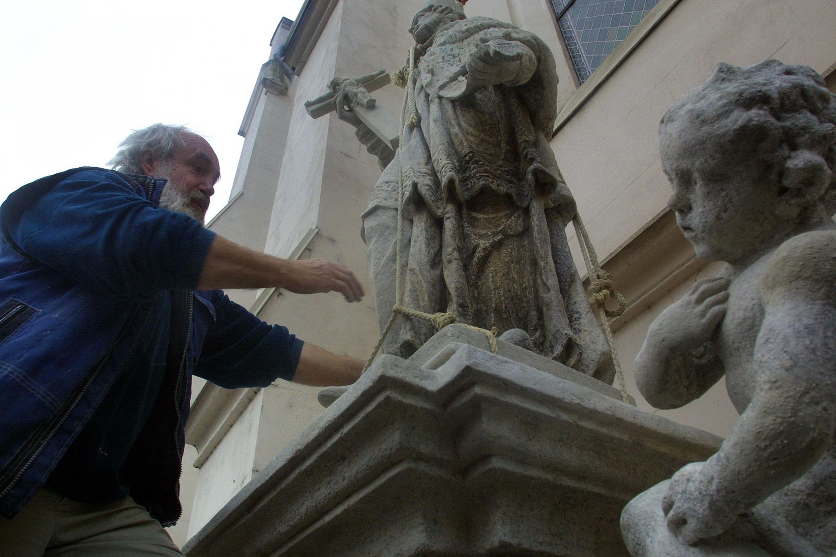 Sochař Ivan Tlášek instaluje opravenou sochu sv. Jana Nepomuckého na českobudějovickém Senovážném náměstí. (29. 11. 2004) - Sochař a restaurátor Ivan Tlášek (2/3)
