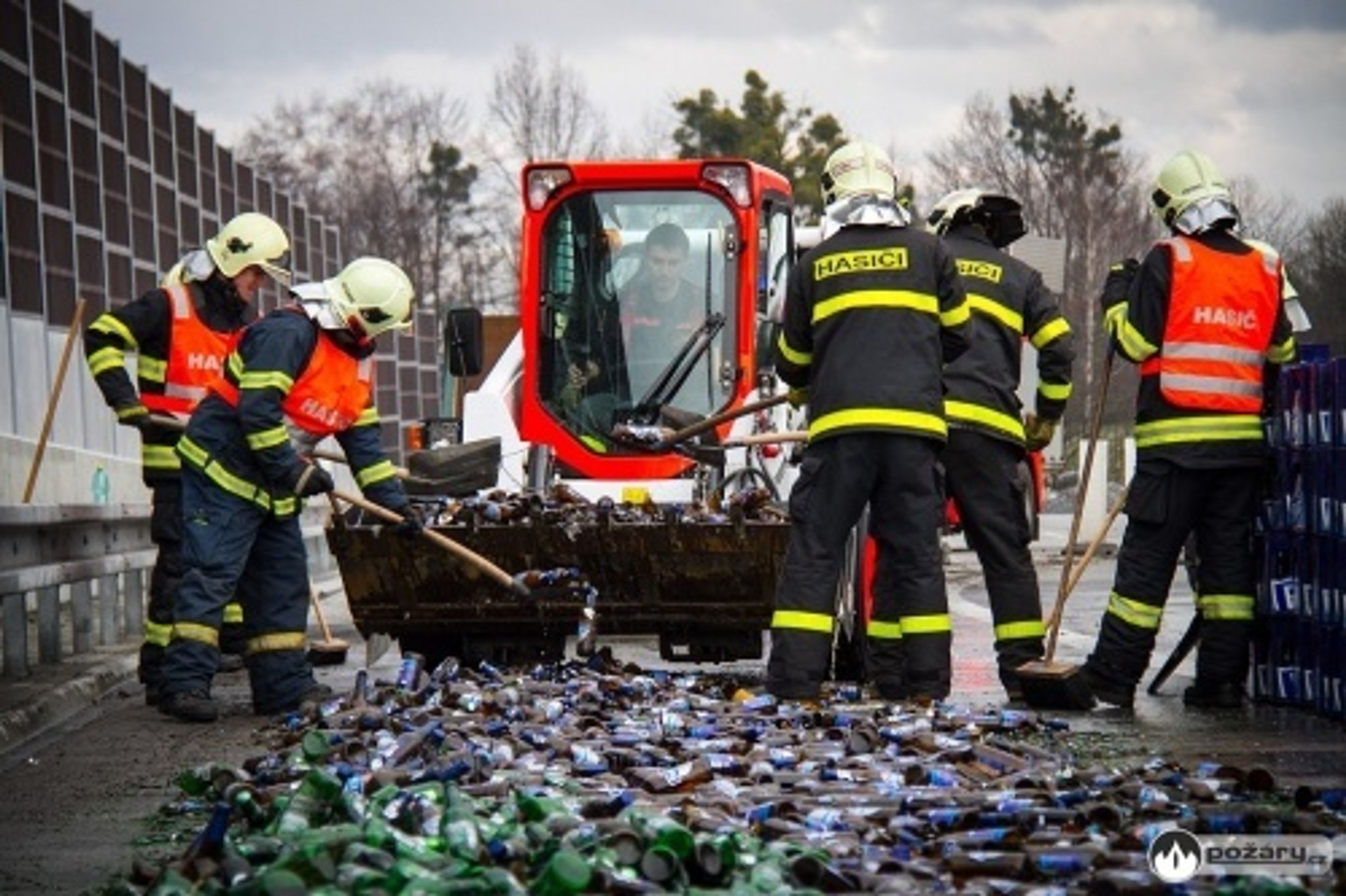 Ve Frýdku-Místku havaroval kamion, vysypalo se z něj pivo - 3 - GALERIE: Nehoda kamionu s pivem ve Frýdku-Místku (4/6)