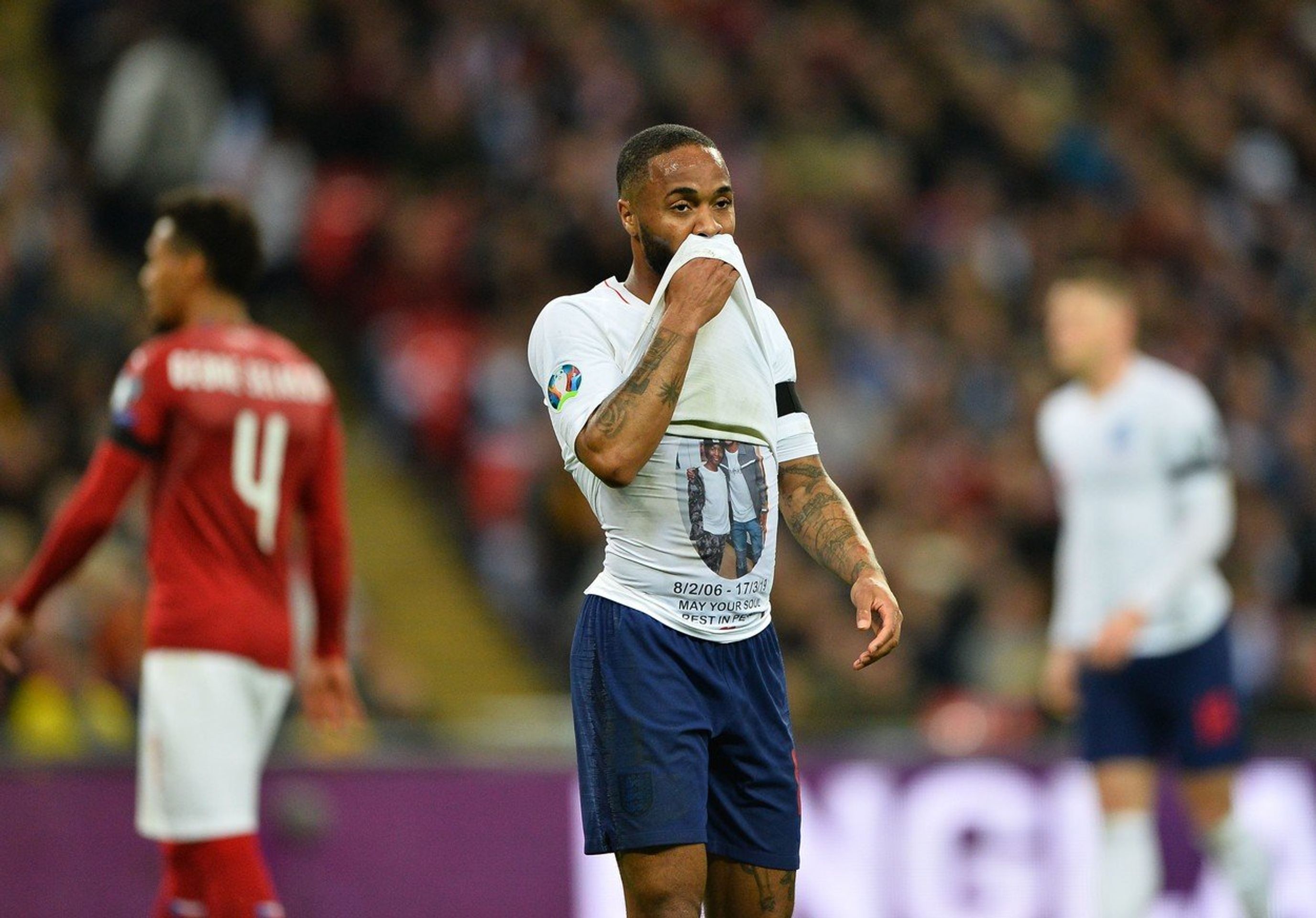 Raheem Sterling - GALERIE: Raheem Sterling ukázal po gólu fotografii pod dresem (3/4)