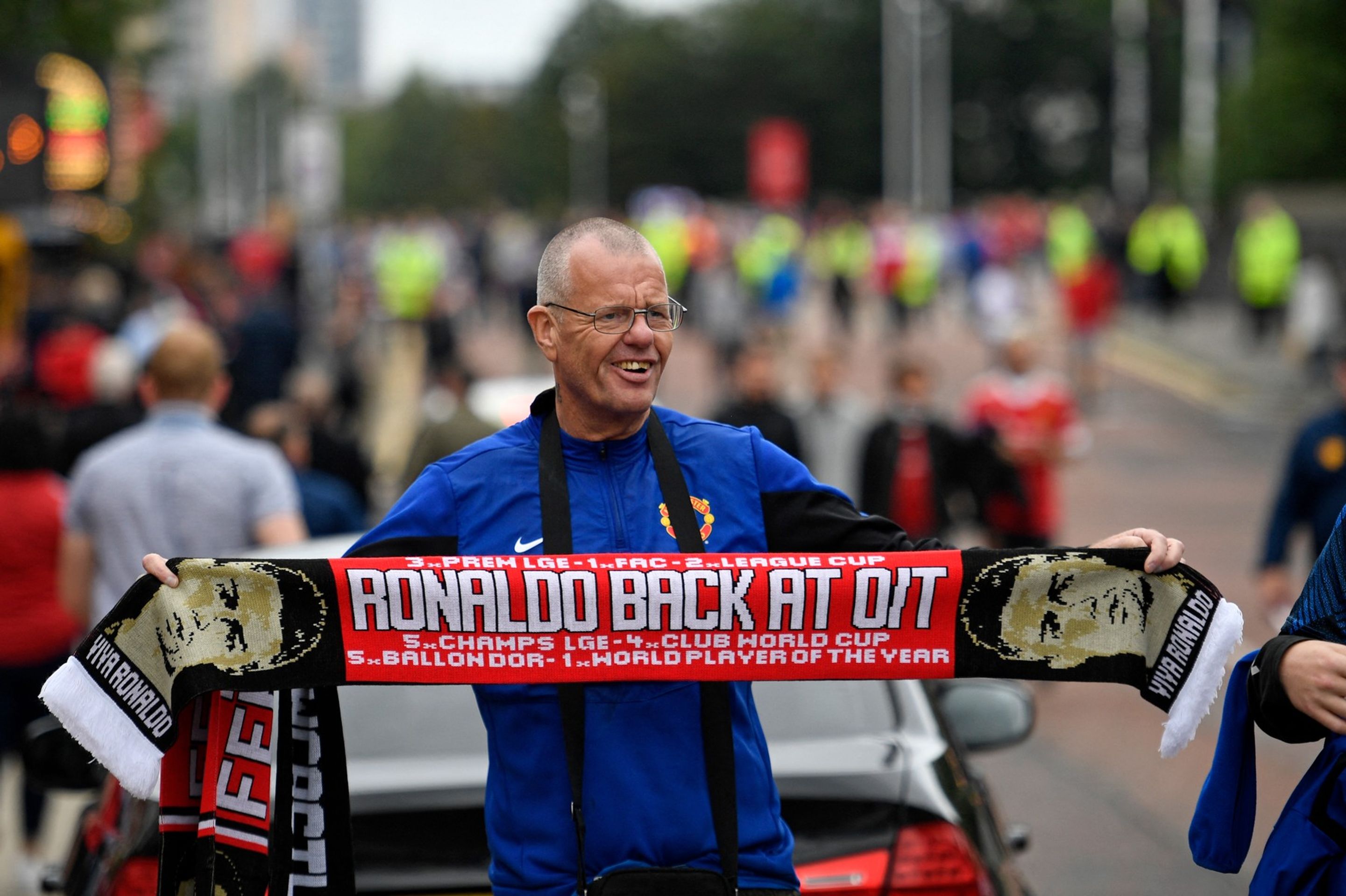 Šála "Ronaldo zpět na O/T" - Na Ronalda před Old Trafford čekaly zástupy fanoušků (7/7)