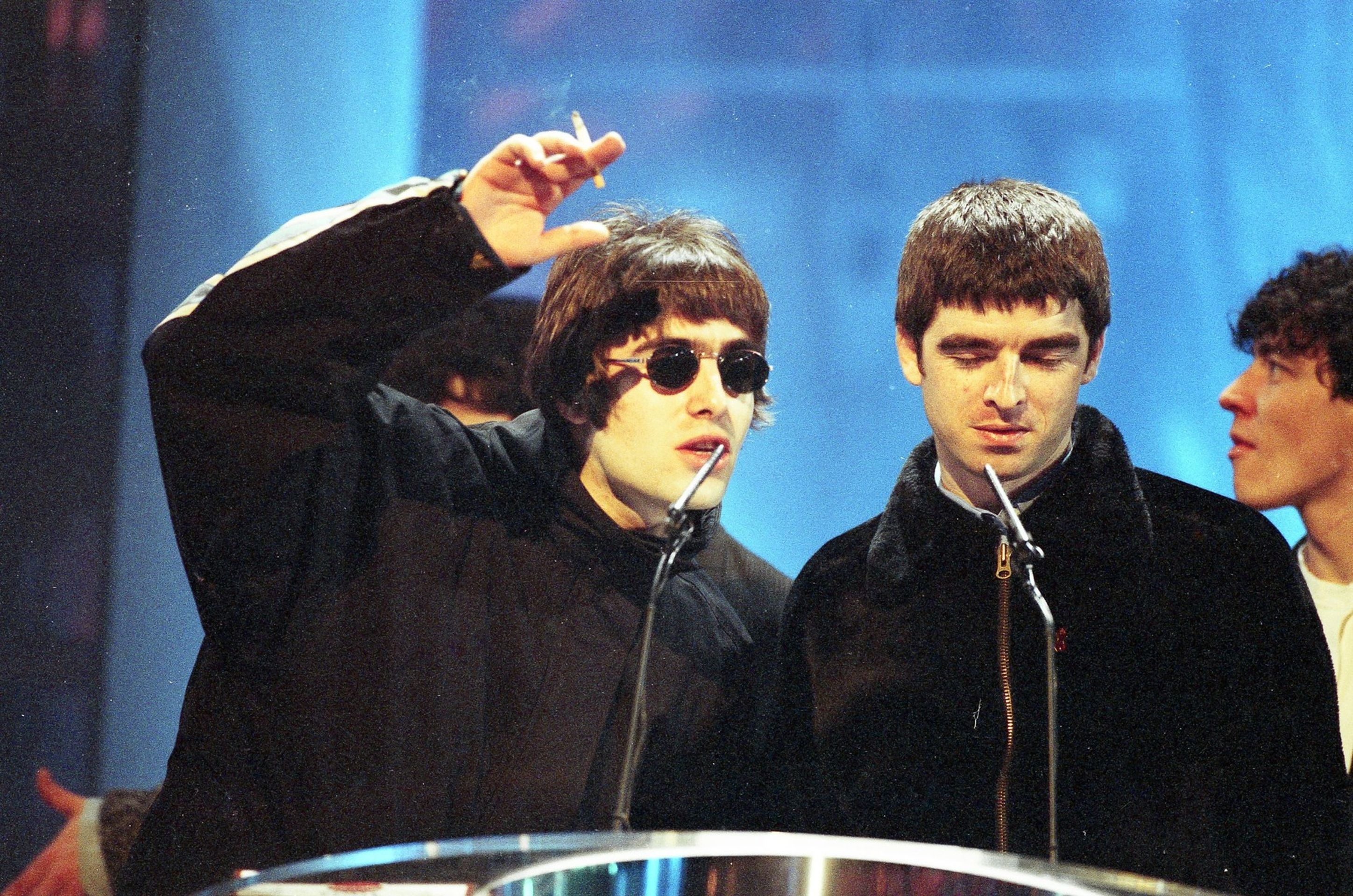 Noel a Liam Gallagher, 1995 - Oasis (1/6)