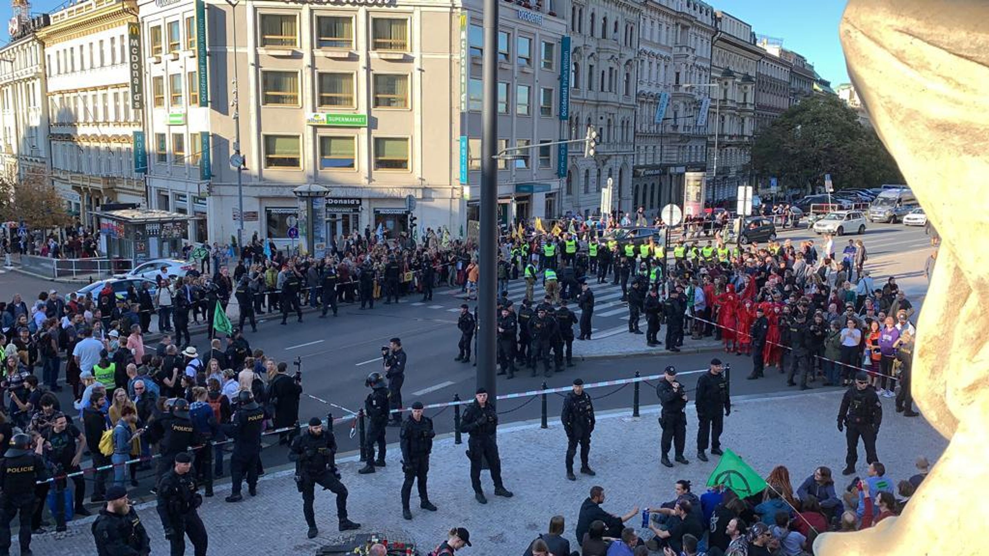 Demonstranti se k magistrále přilepili lepidlem - 6 - GALERIE: Demonstrace na magistrále v Praze (12/17)