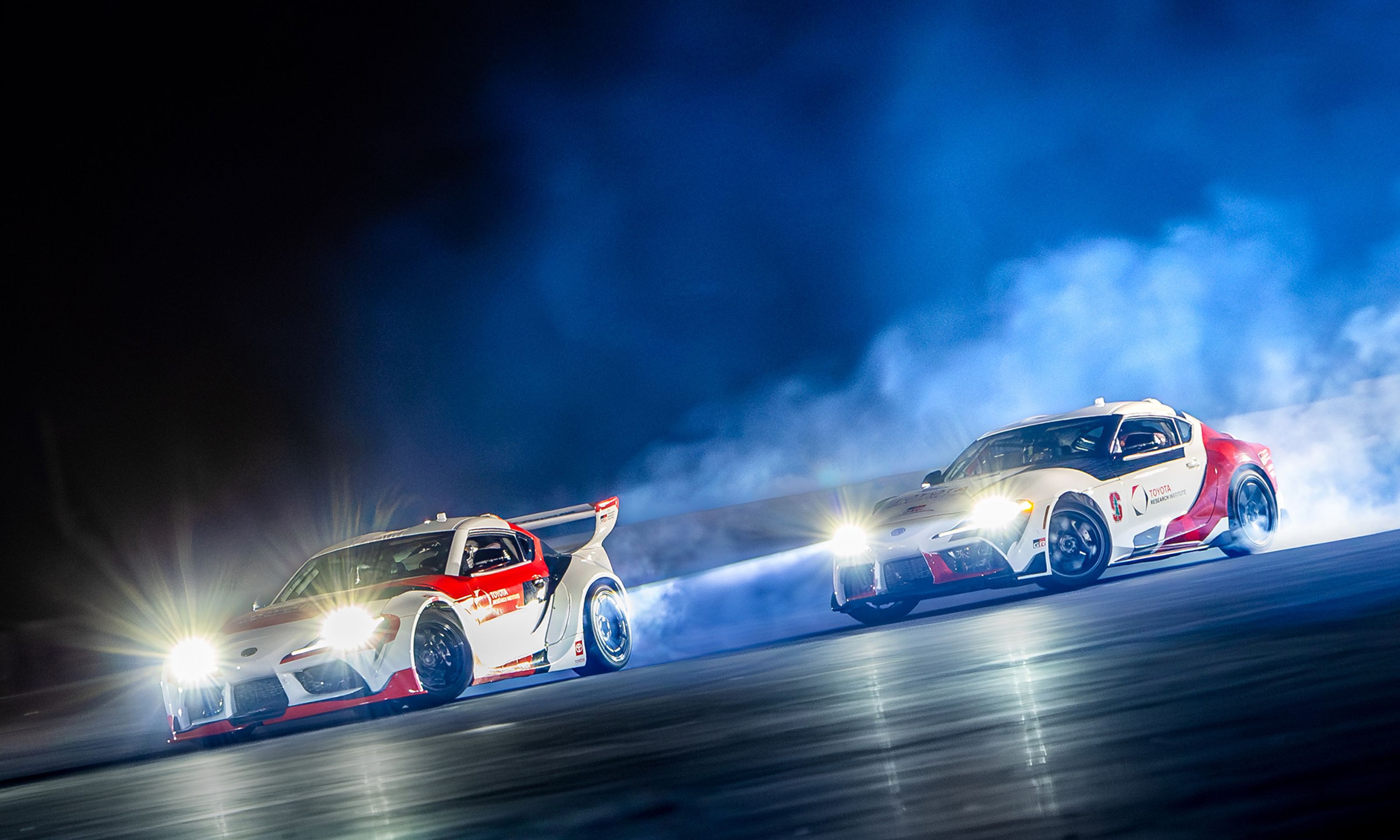 Toyoty GR Supra při autonomním tandemovém driftu - Ostré Toyoty GR Supra při autonomním tandemovém driftu (2/7)