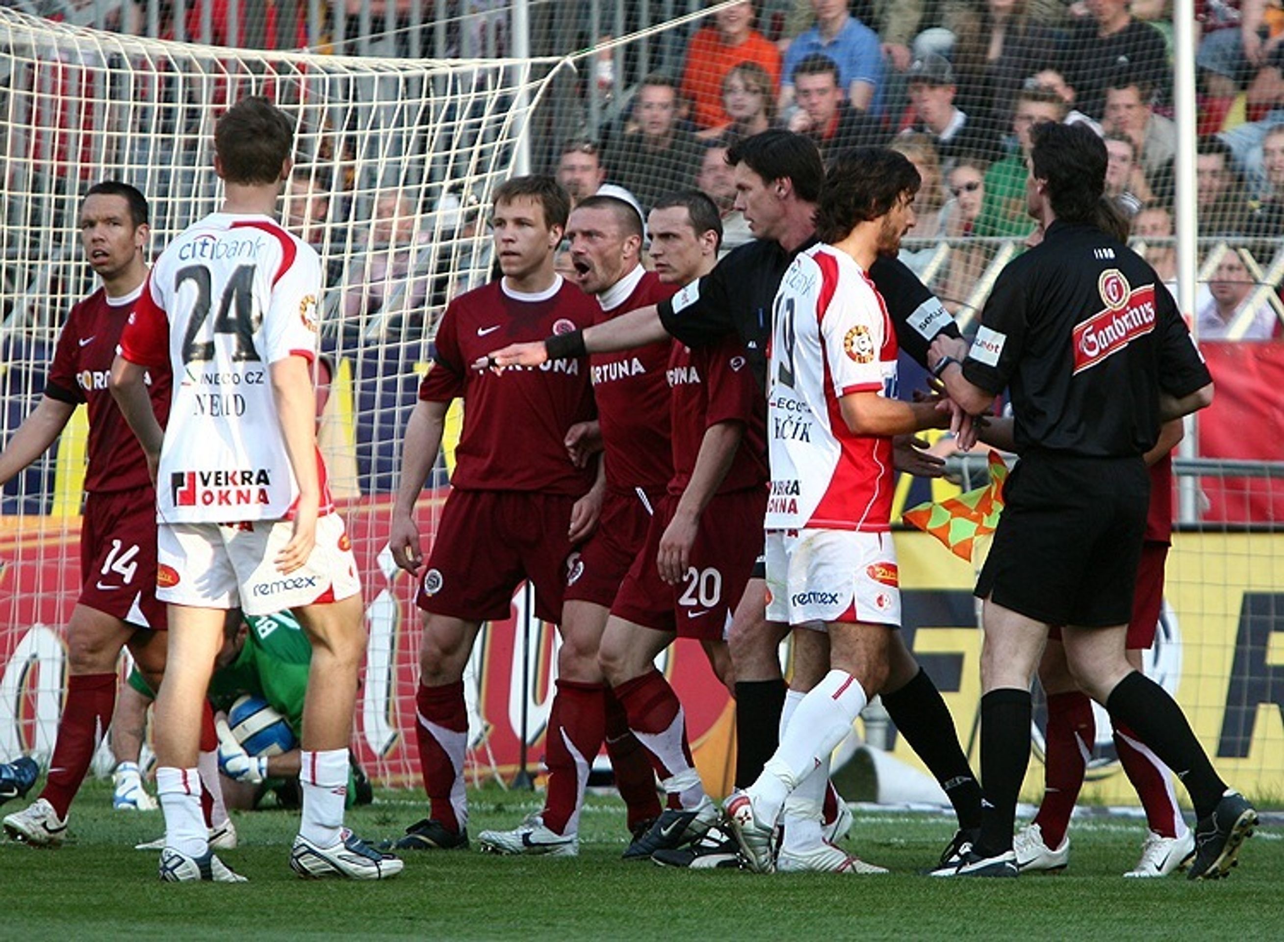 Kapitán Sparty Tomáš Řepka dává ve zdi pořádně najevo svou nespokojenost. - Horváth vystřelil Spartě výhru v derby (6/21)